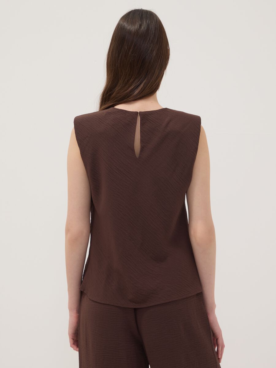 Brown sleeveless pleated-texture blouse, regular fit_3