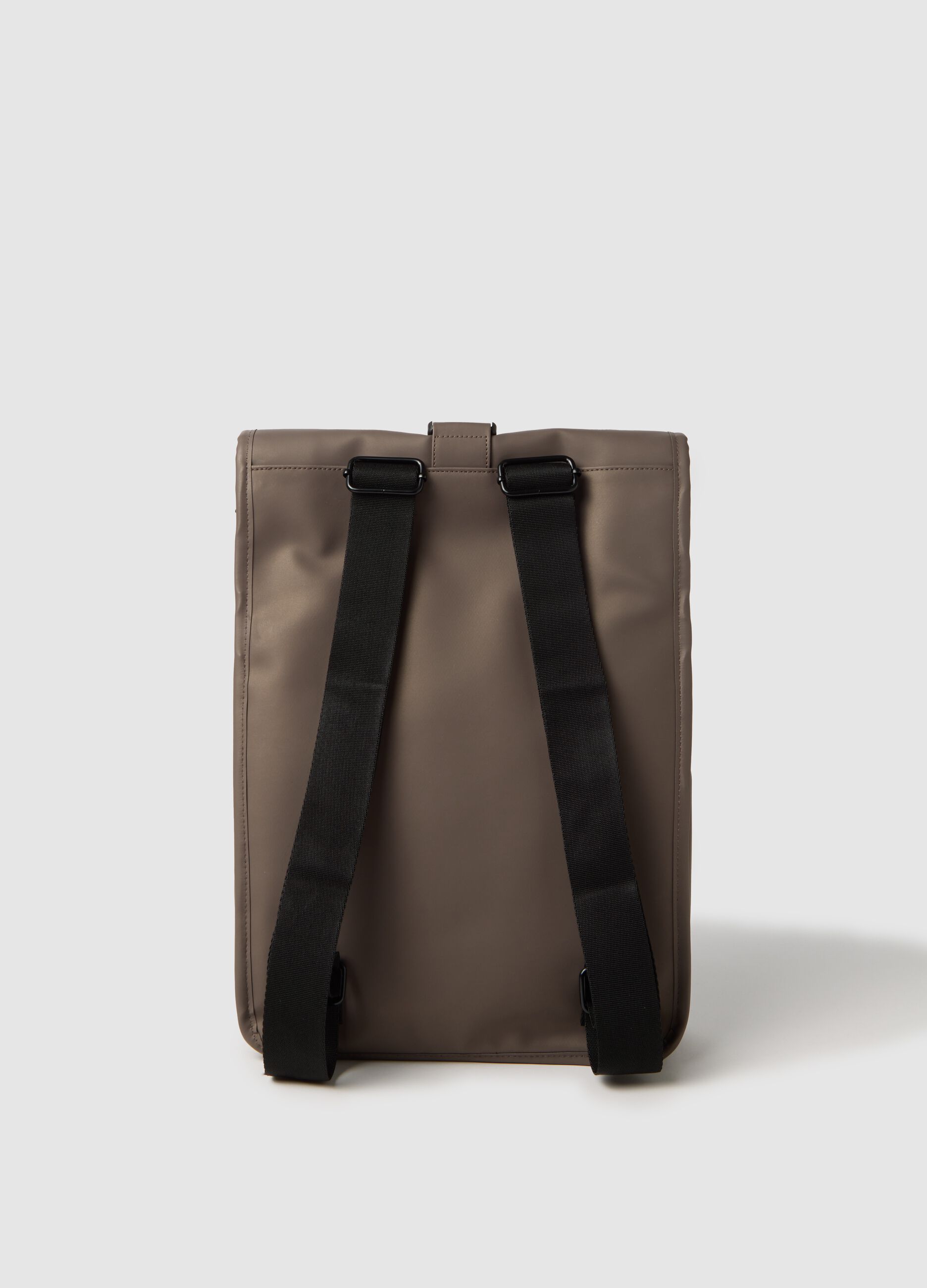 Zaino con patta arrotolata