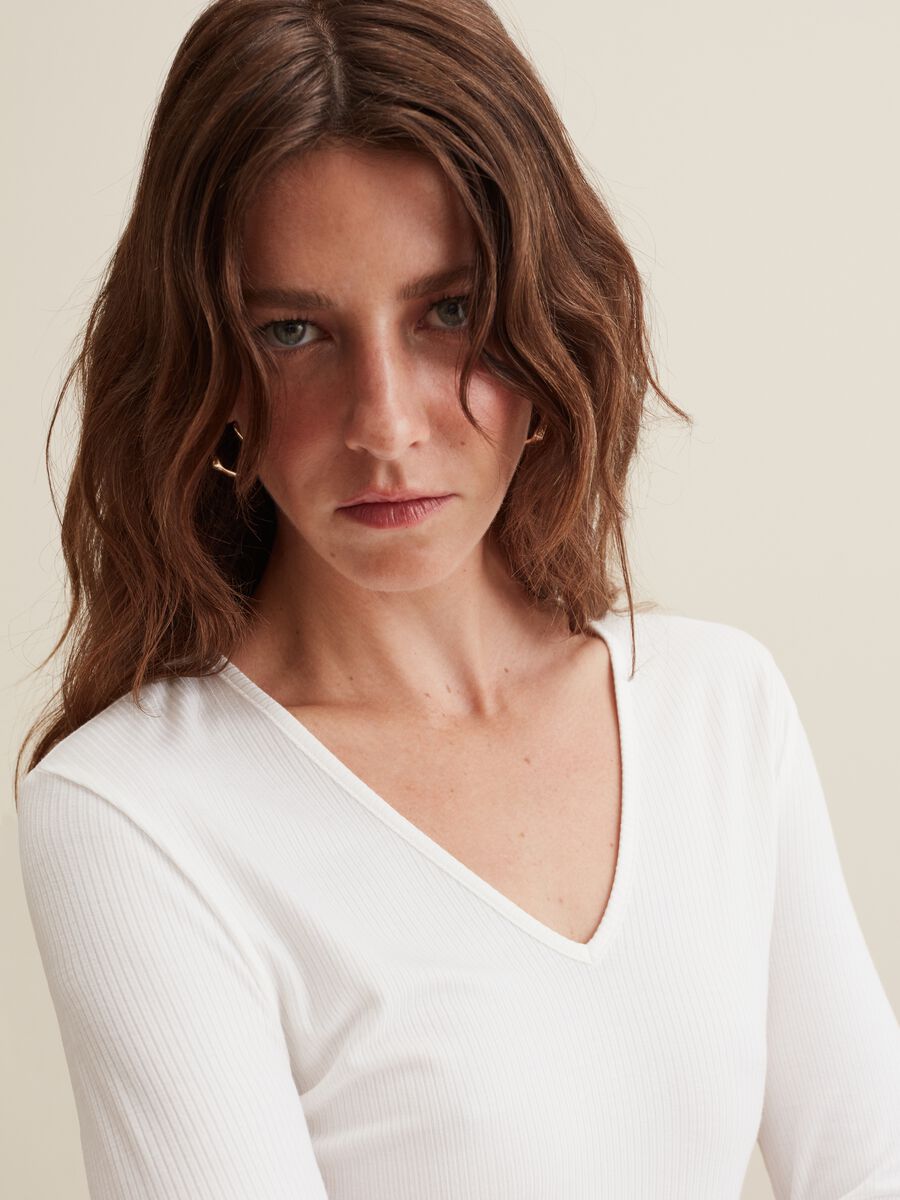 T-shirt a maniche lunghe con scollo a V_3
