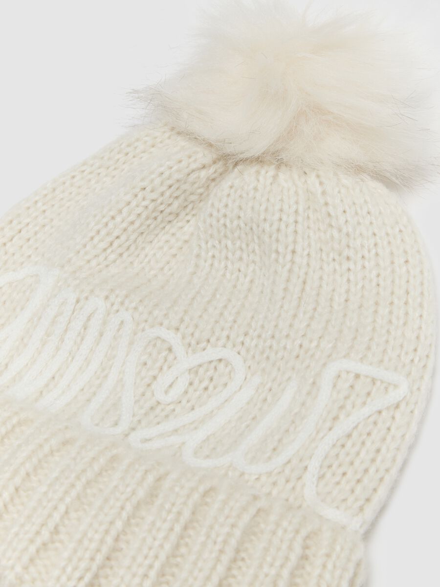 Berretto bianco con pompon e scritta_2