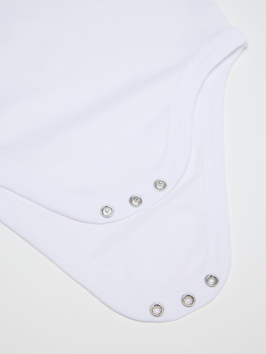 Three-pack white sleeveless bodysuits in organic cotton_2
