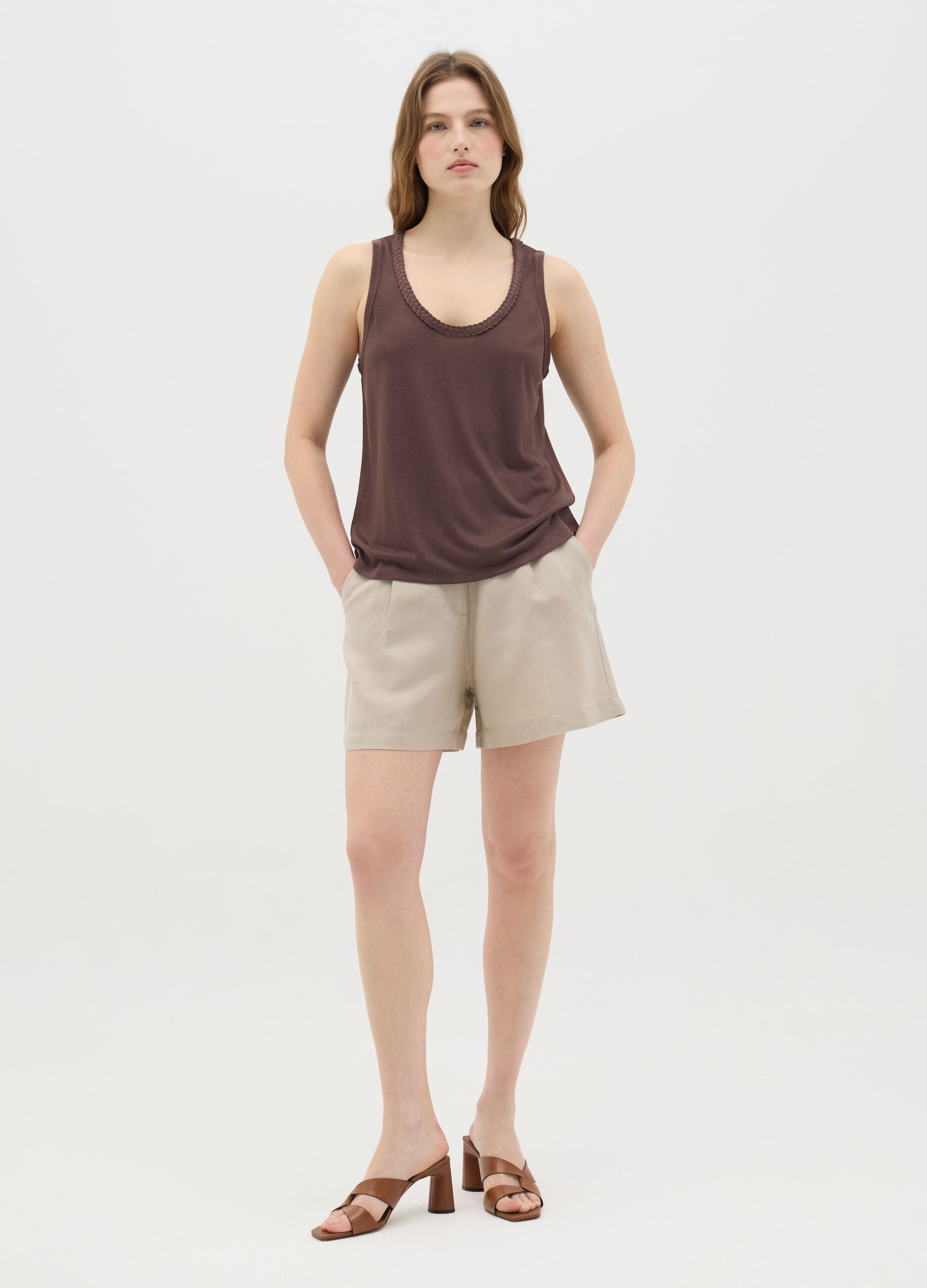 Canotta da donna marrone regular fit con scollatura decorata