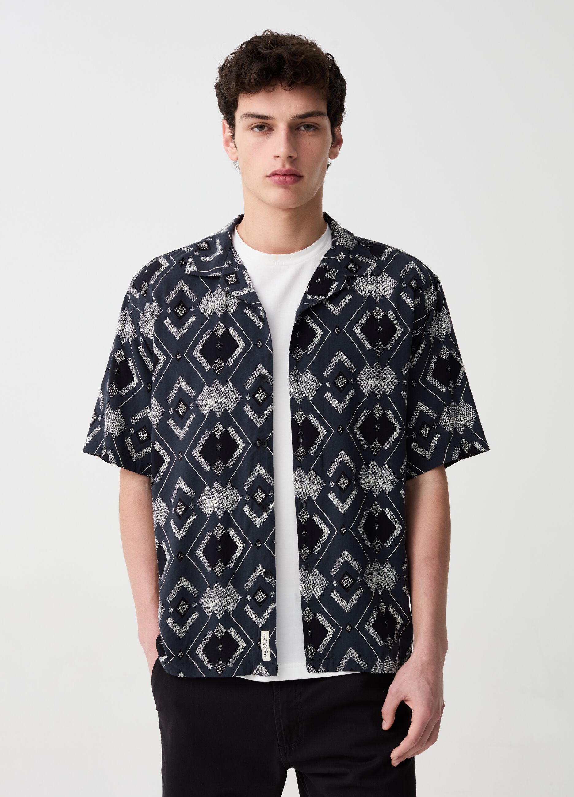 Short-sleeved shirt with geometric print