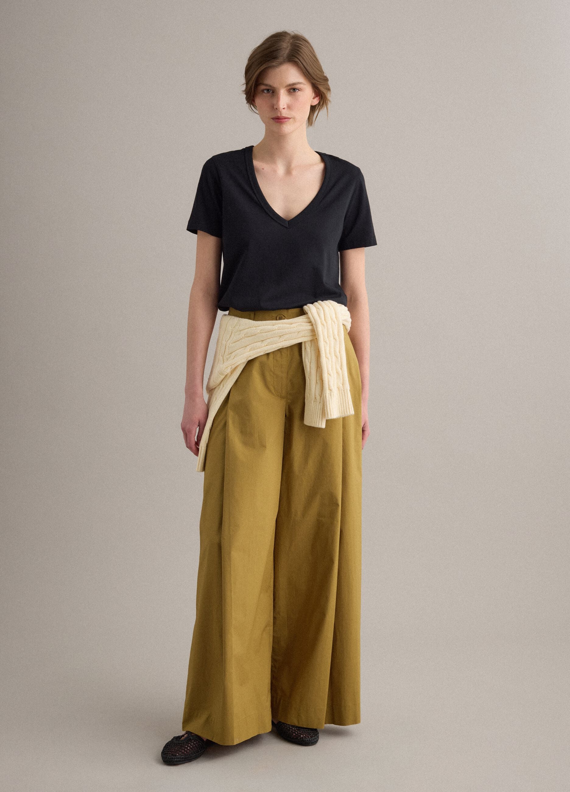 T-shirt in puro cotone nero regular fit con collo a V