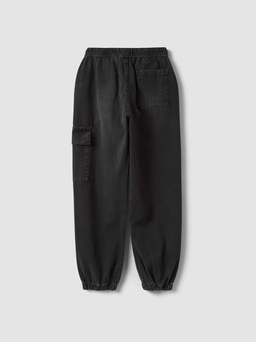 Jogger denim neri in puro cotone con tasche cargo relaxed fit_1