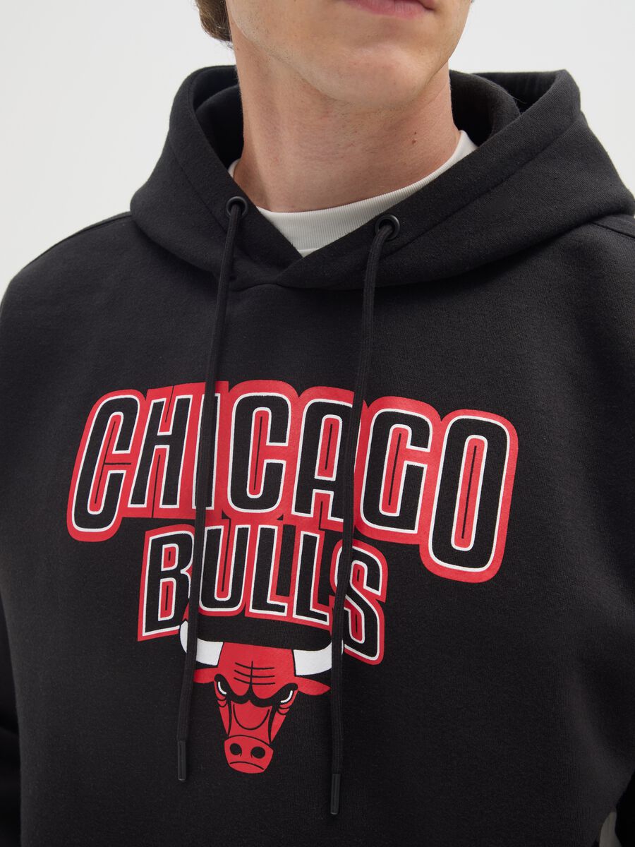 Black cotton blend hoodie with Chicago Bulls print_3