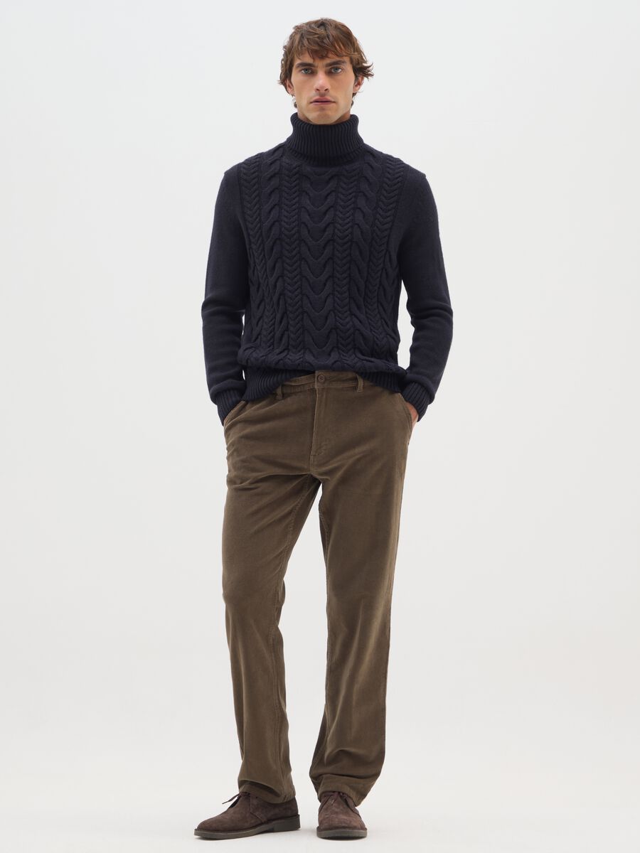 Pantaloni marroni in cotone elasticizzato a coste strette regular fit_0