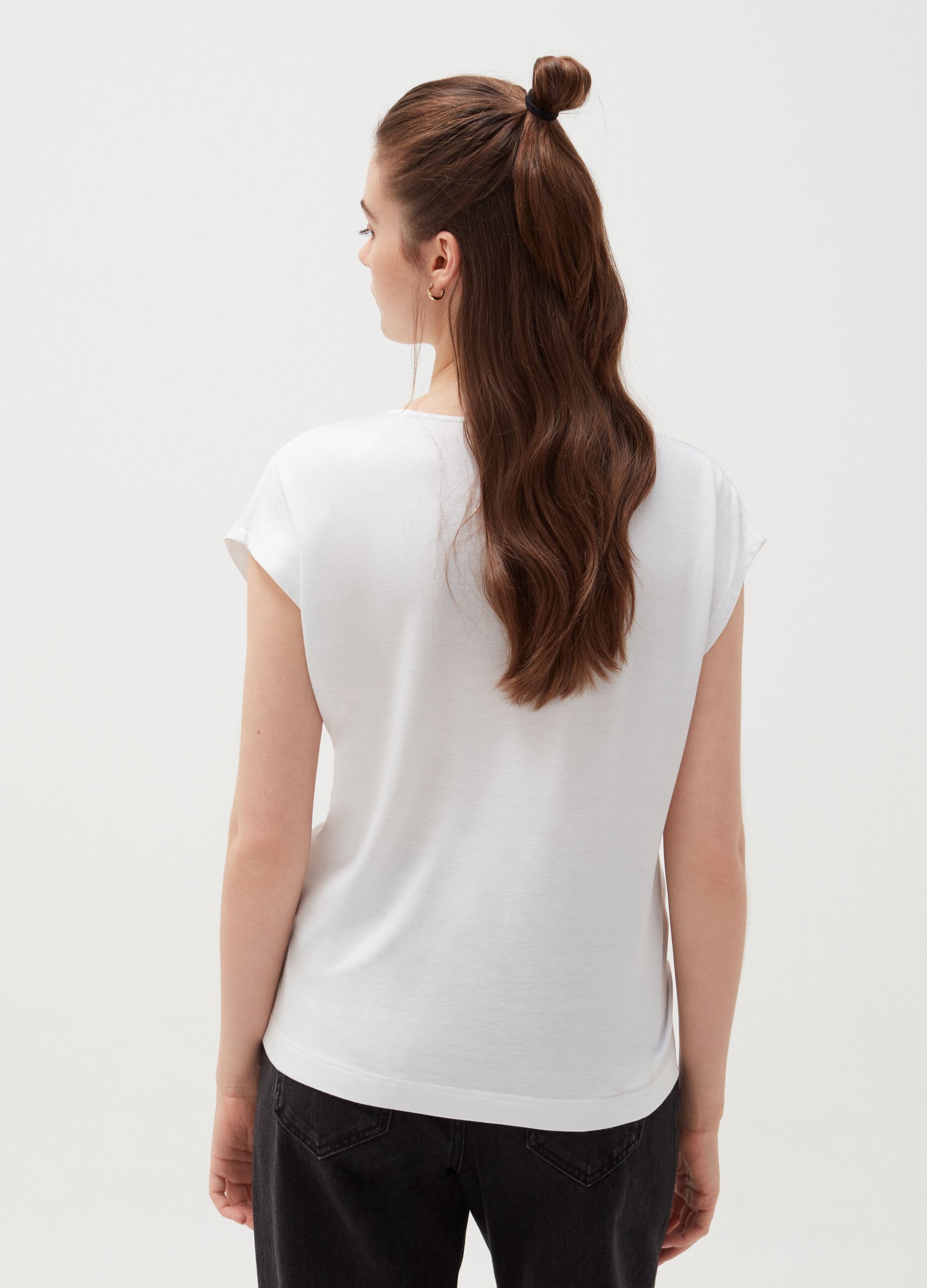 T-shirt with V neck and knot