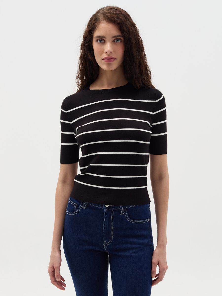 Short-sleeved top with striped design_0