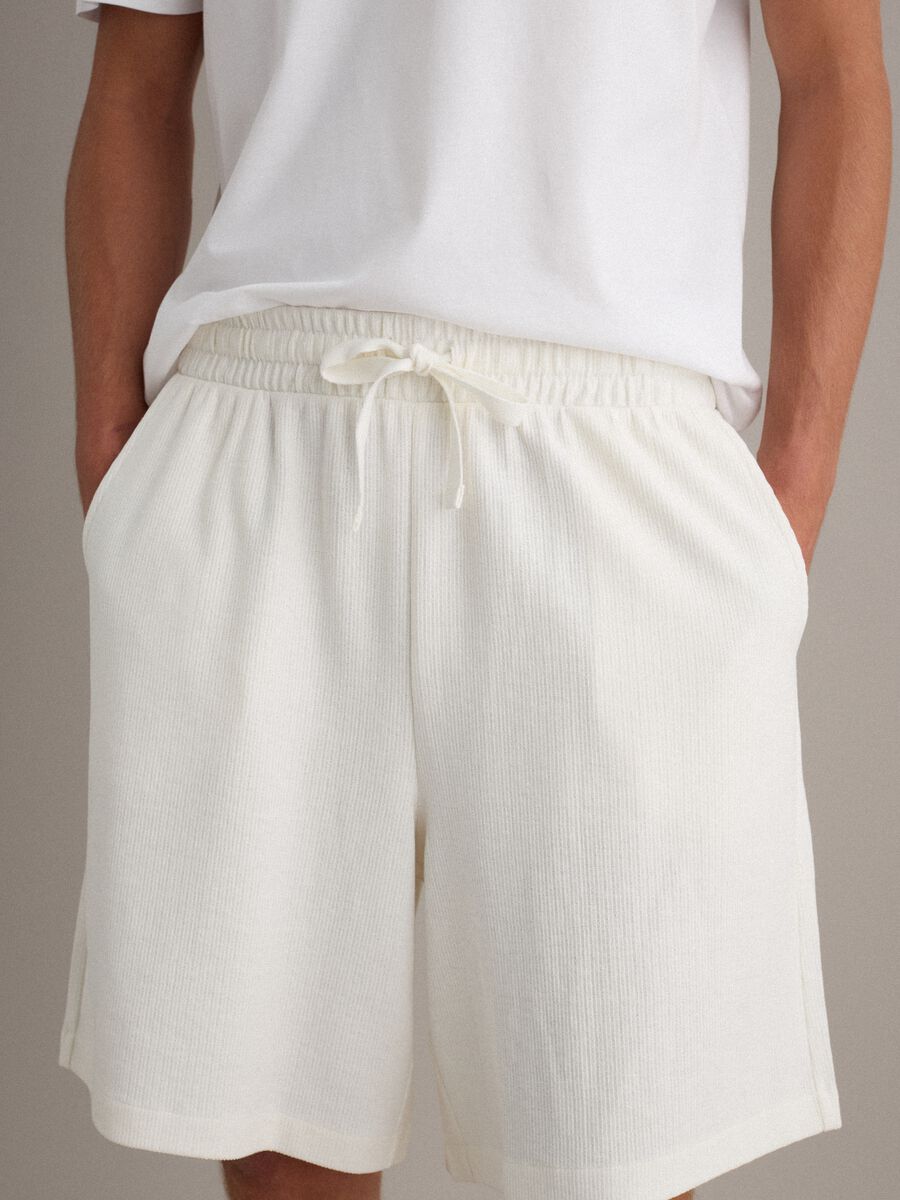 Shorts jogger bianchi in misto cotone con coulisse relaxed fit_3