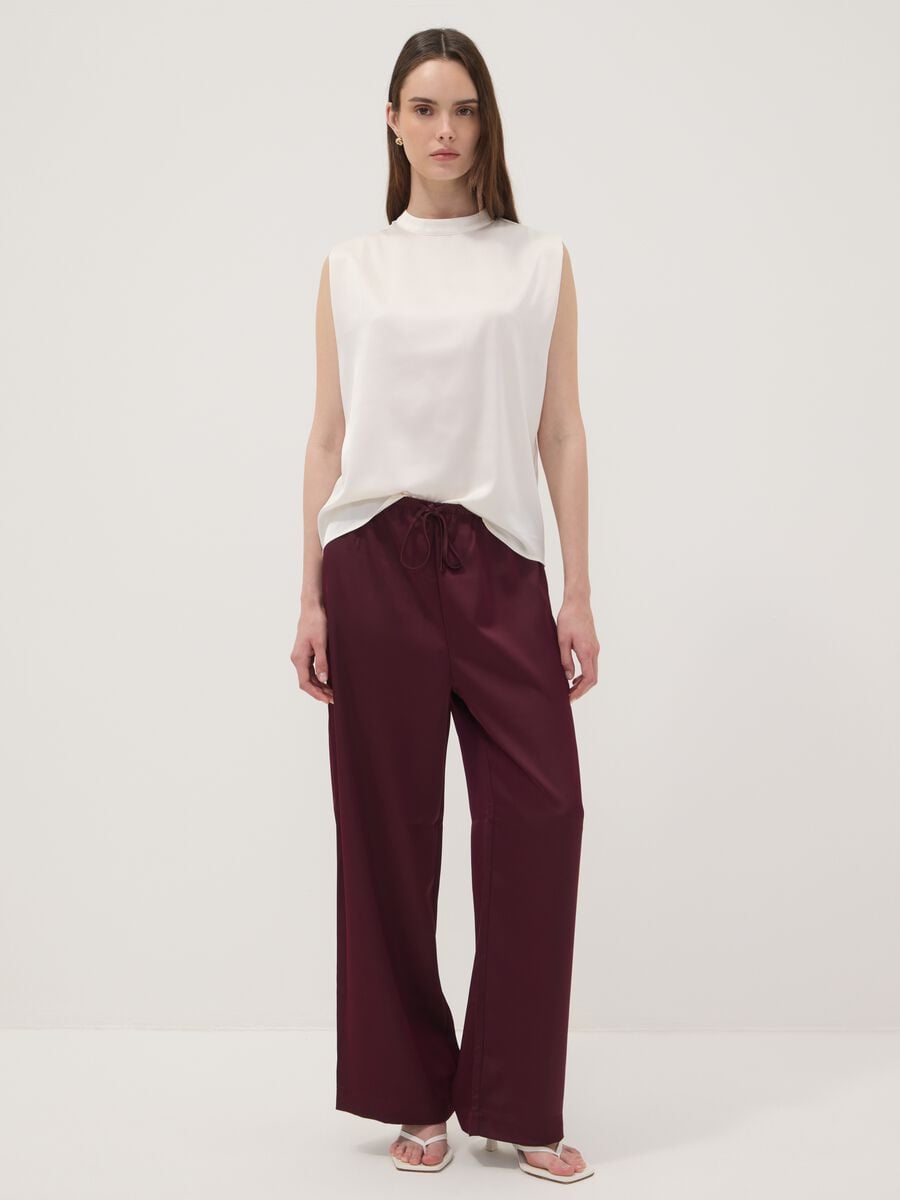 Top bianco in tessuto elasticizzato con collo alto_2