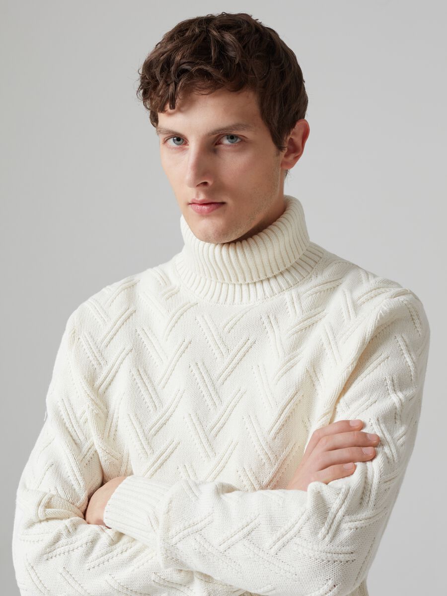 Turtle-neck herringbone pullover_0