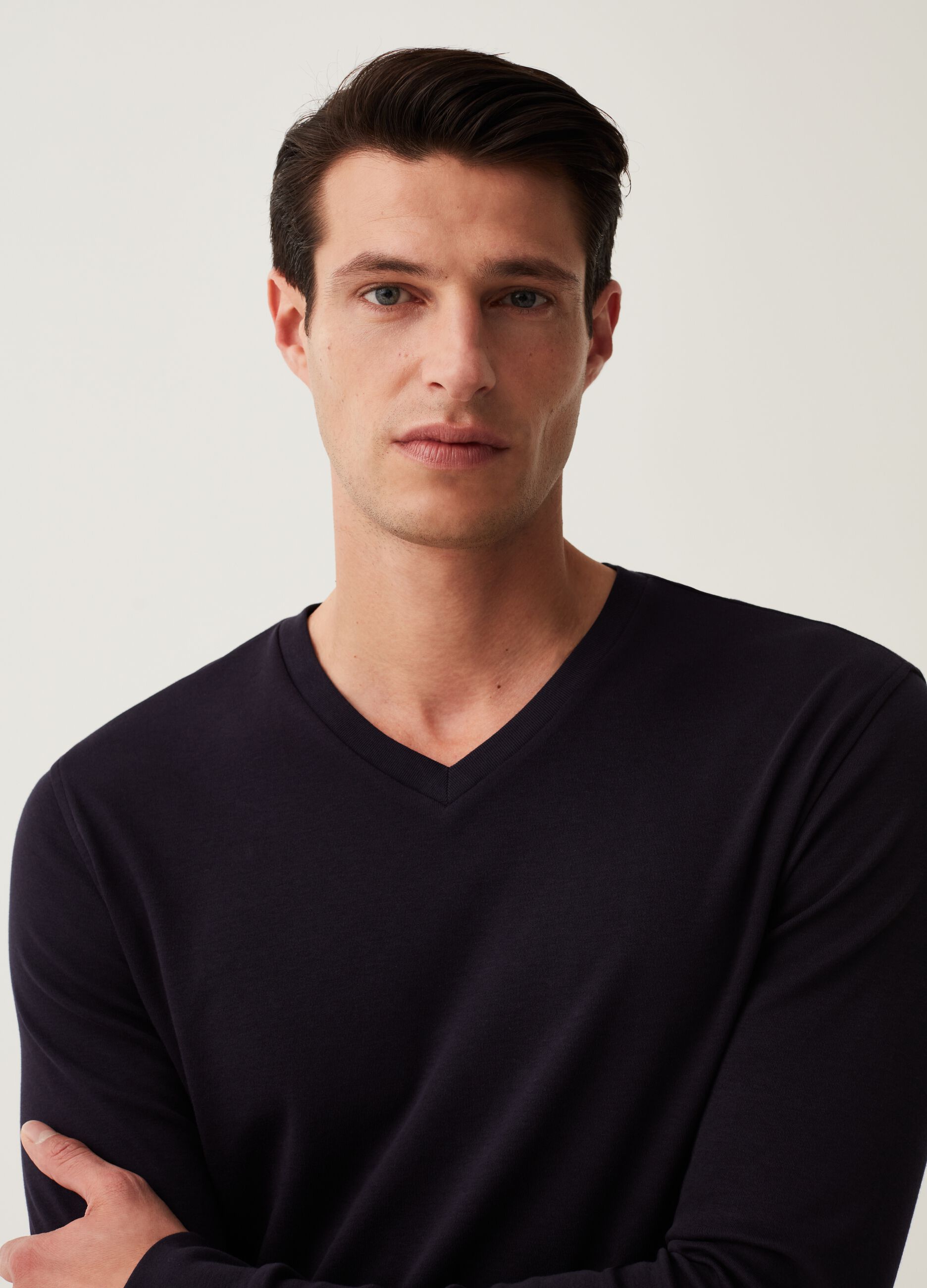 T-shirt a maniche lunghe con scollo a V