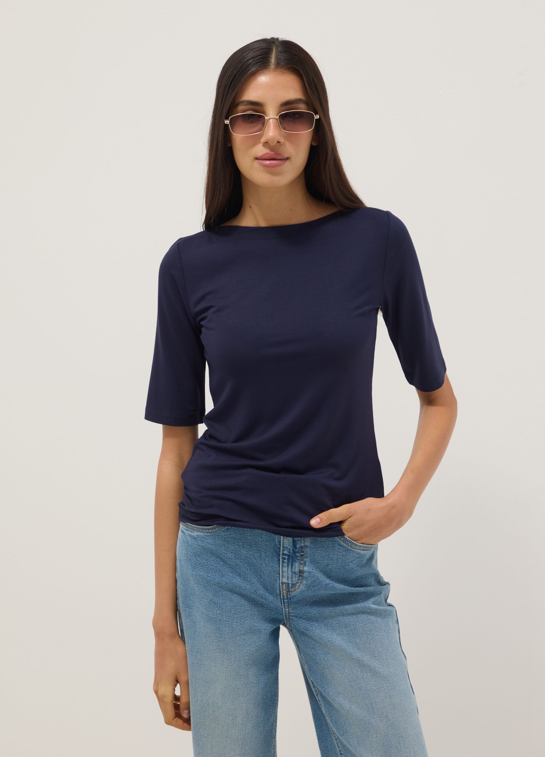 T-shirt in viscosa elasticizzata blu regular fit con scollo a barca