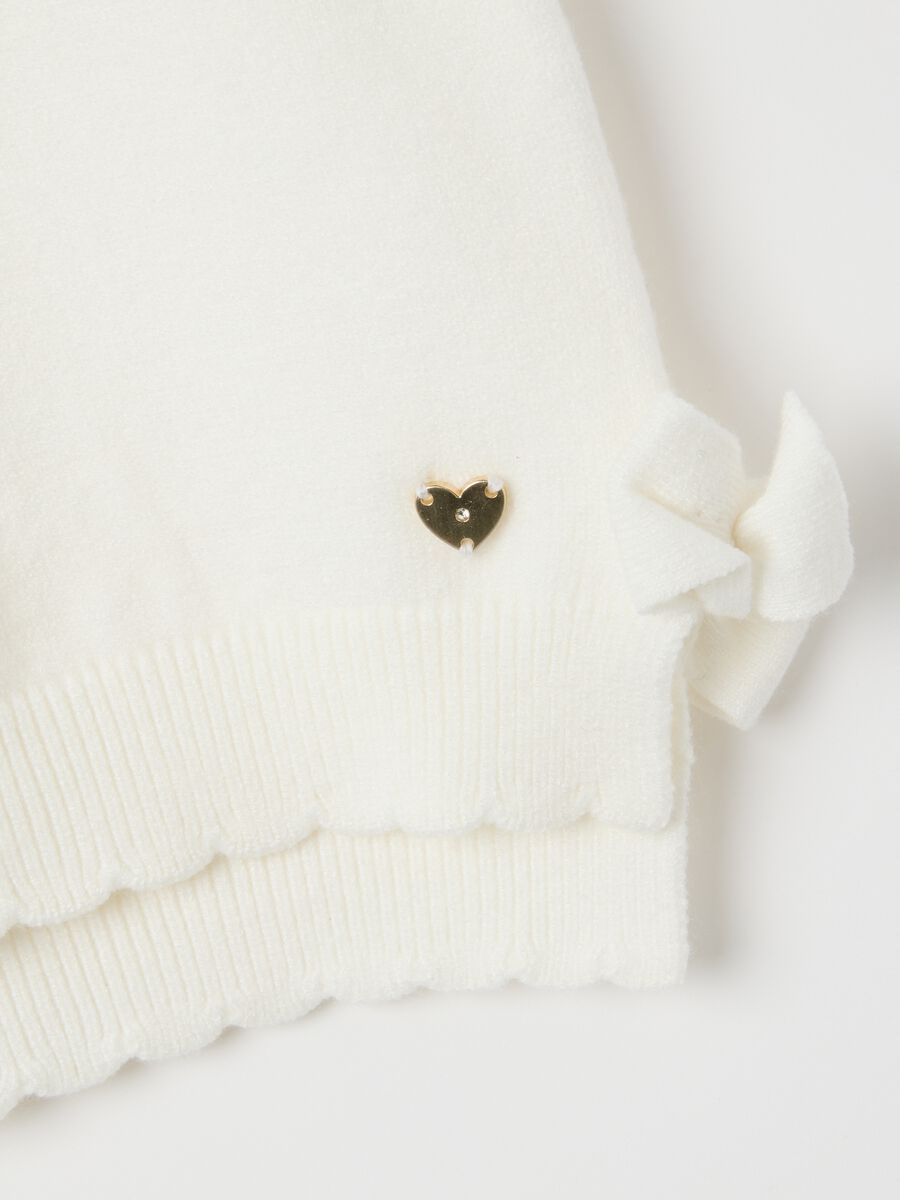 White regular fit baby girl cardigan with hearts_2