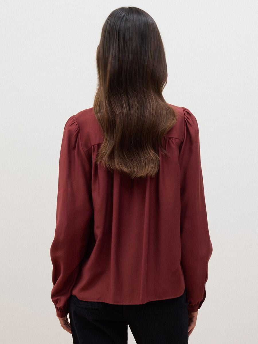 Camicia rossa in misto viscosa con fiocco al collo_3