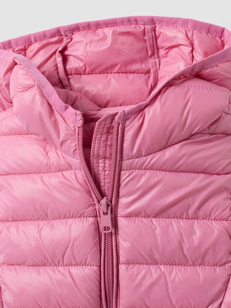 Gilet rosa imbottito con cappuccio e zip per bambina_3