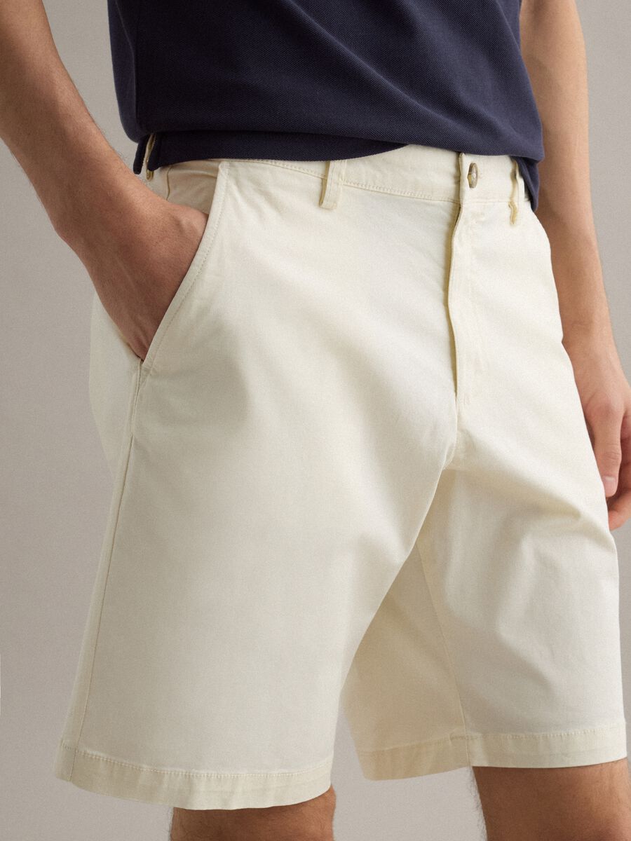 Shorts chino in cotone elasticizzato bianco regular fit_4