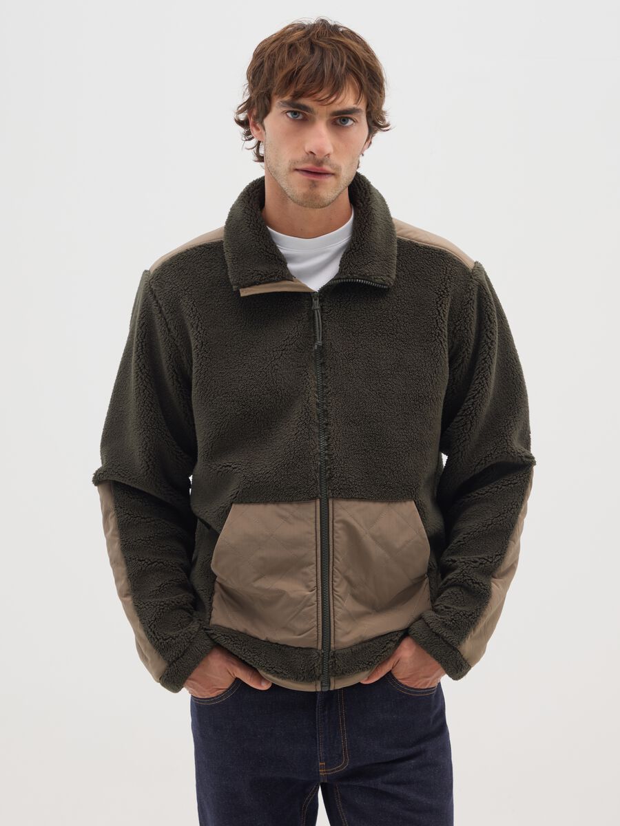 Felpa verde con collo alto e tasche regular fit con zip_0