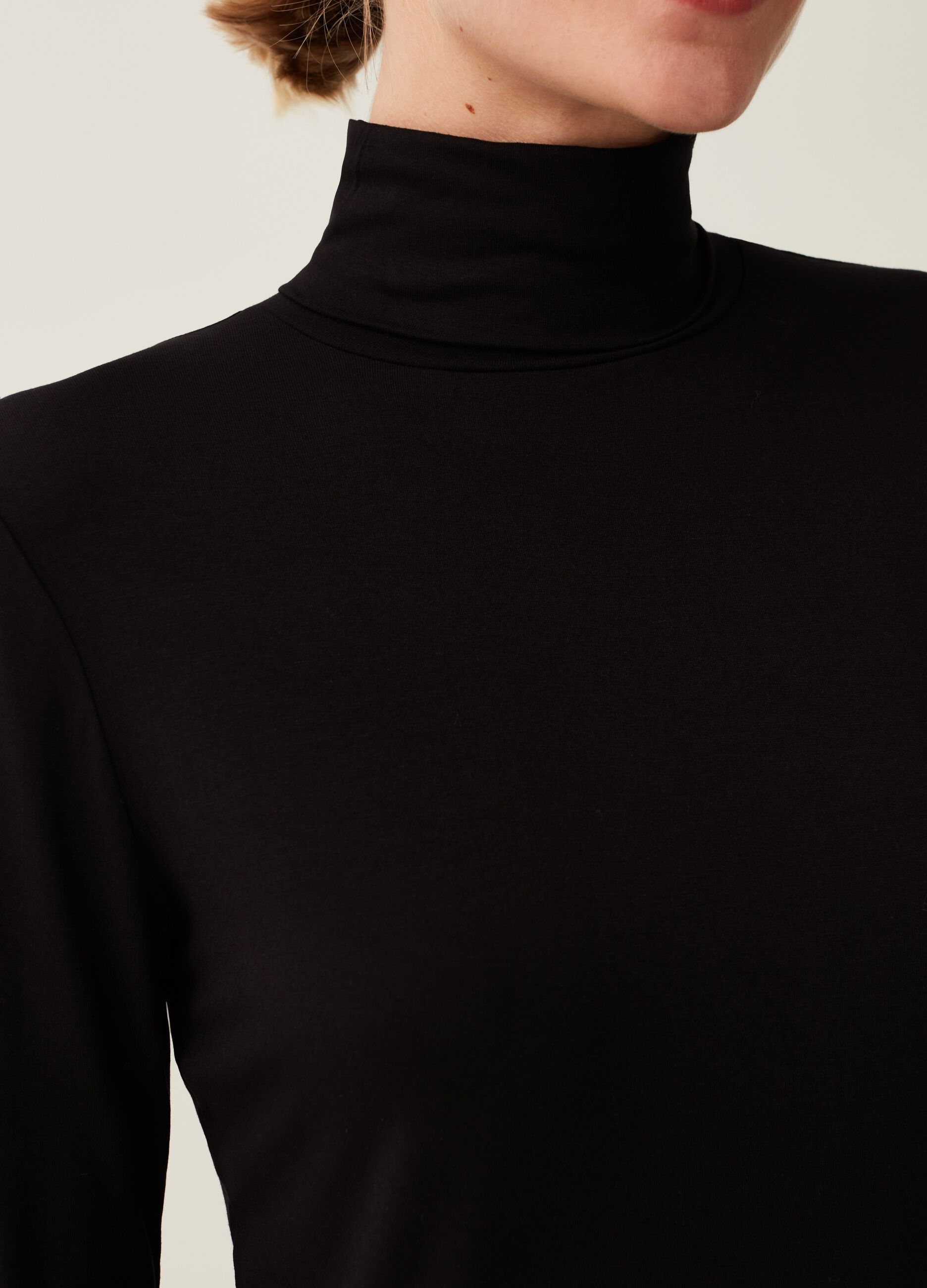 T-shirt a collo alto con maniche lunghe_3