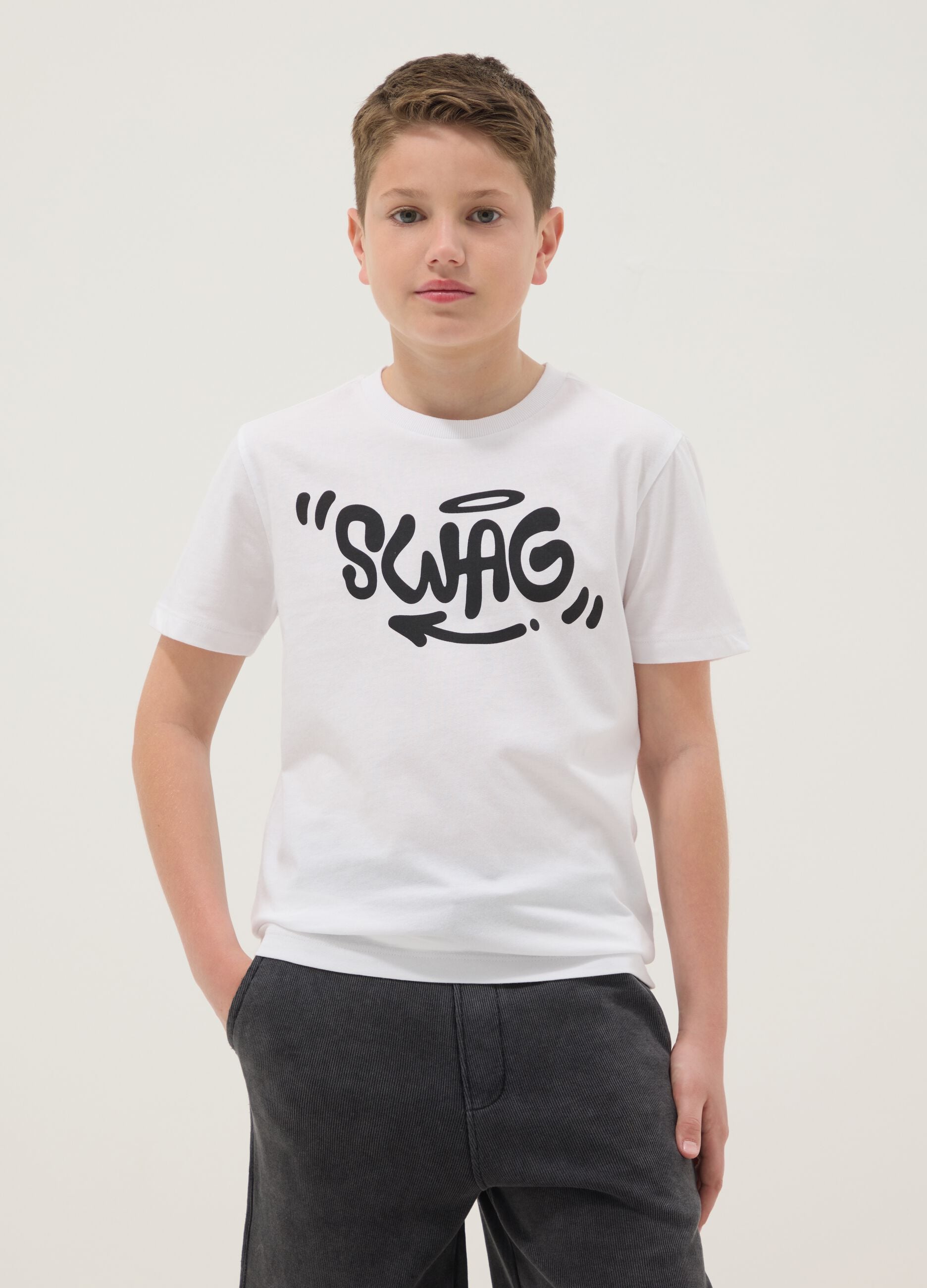 T-shirt in puro cotone bianca da ragazzo regular fit con scritta Swag