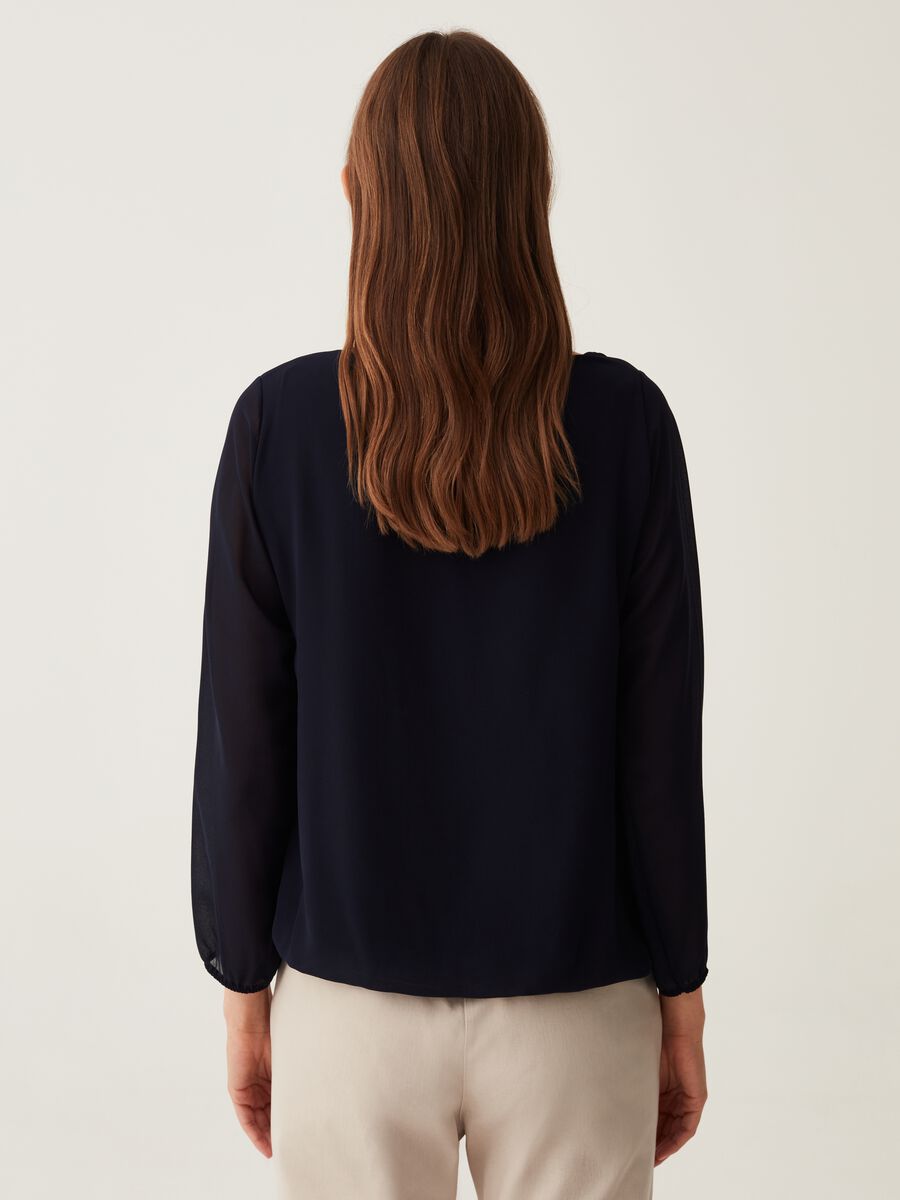 Blusa in crêpe con scollo rotondo_1