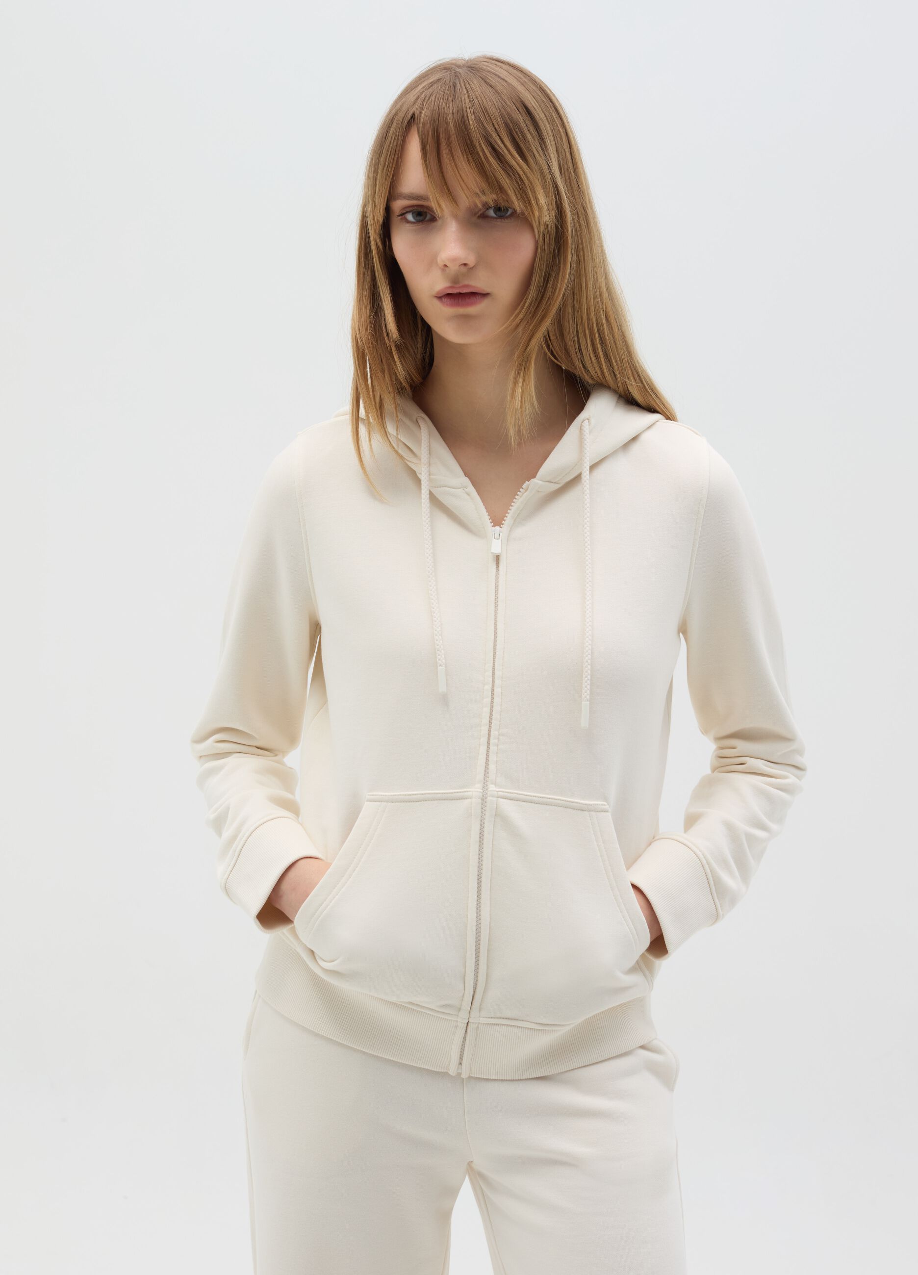 Essential full-zip sweatshirt with hood