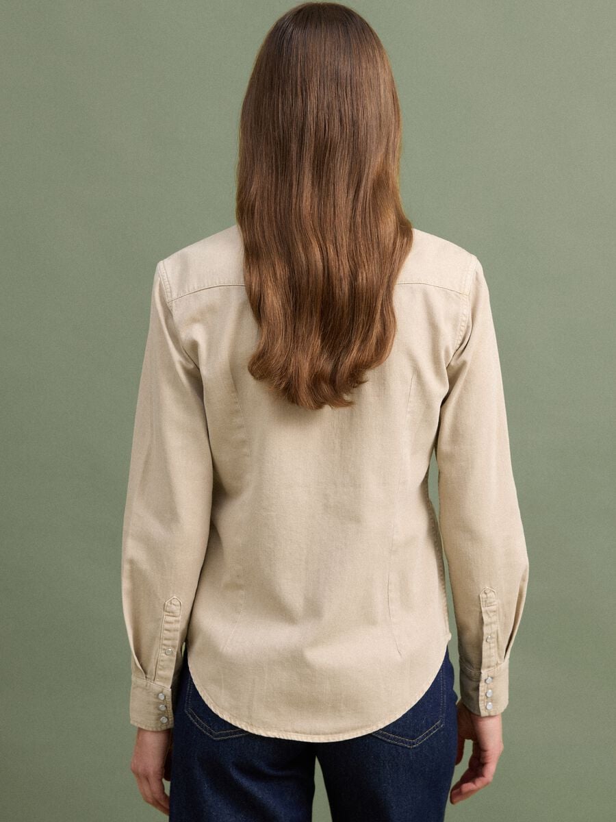 Camicia beige in puro cotone con bottoni a pressione regular fit_3
