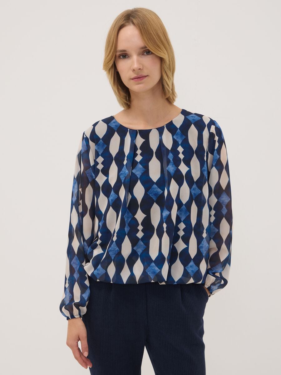 Blusa blu e bianca a fantasia geometrica regular fit_0