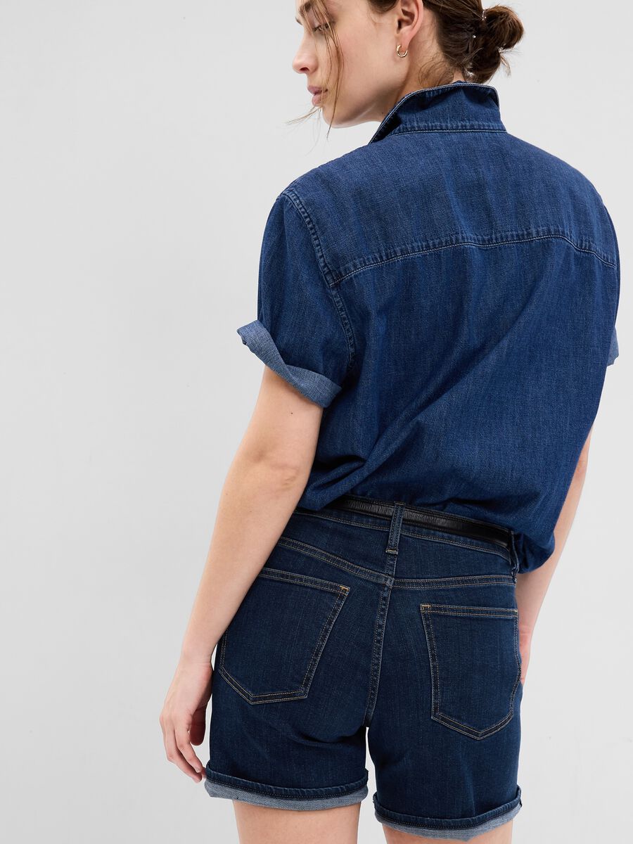 Girlfriend shorts in denim with five pockets_2