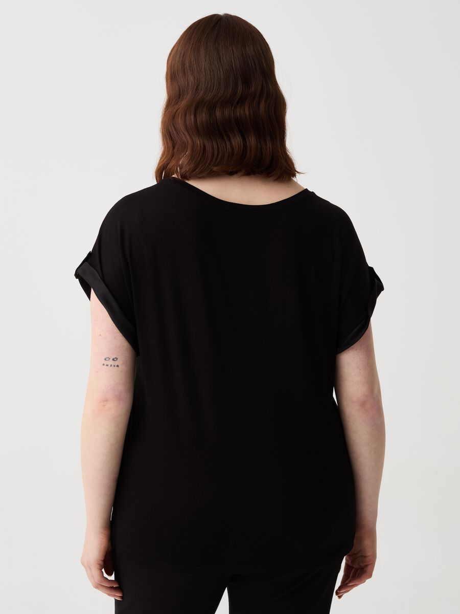 Curvy T-shirt in viscose with satin front_2