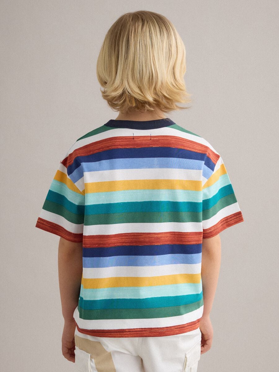 T-shirt in puro cotone a righe multicolor da bambino regular fit_1
