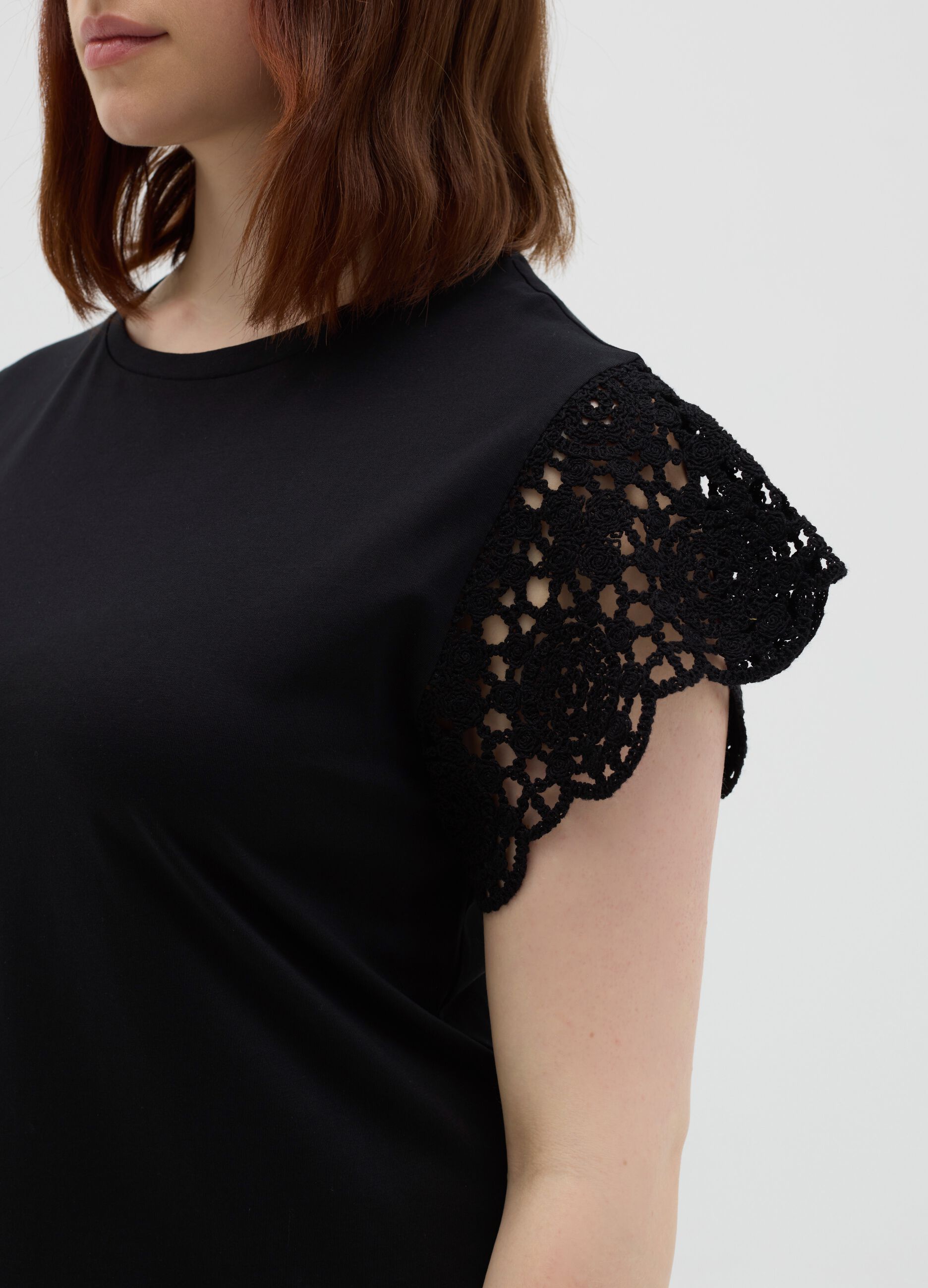 Curvy black T-shirt with crochet sleeves