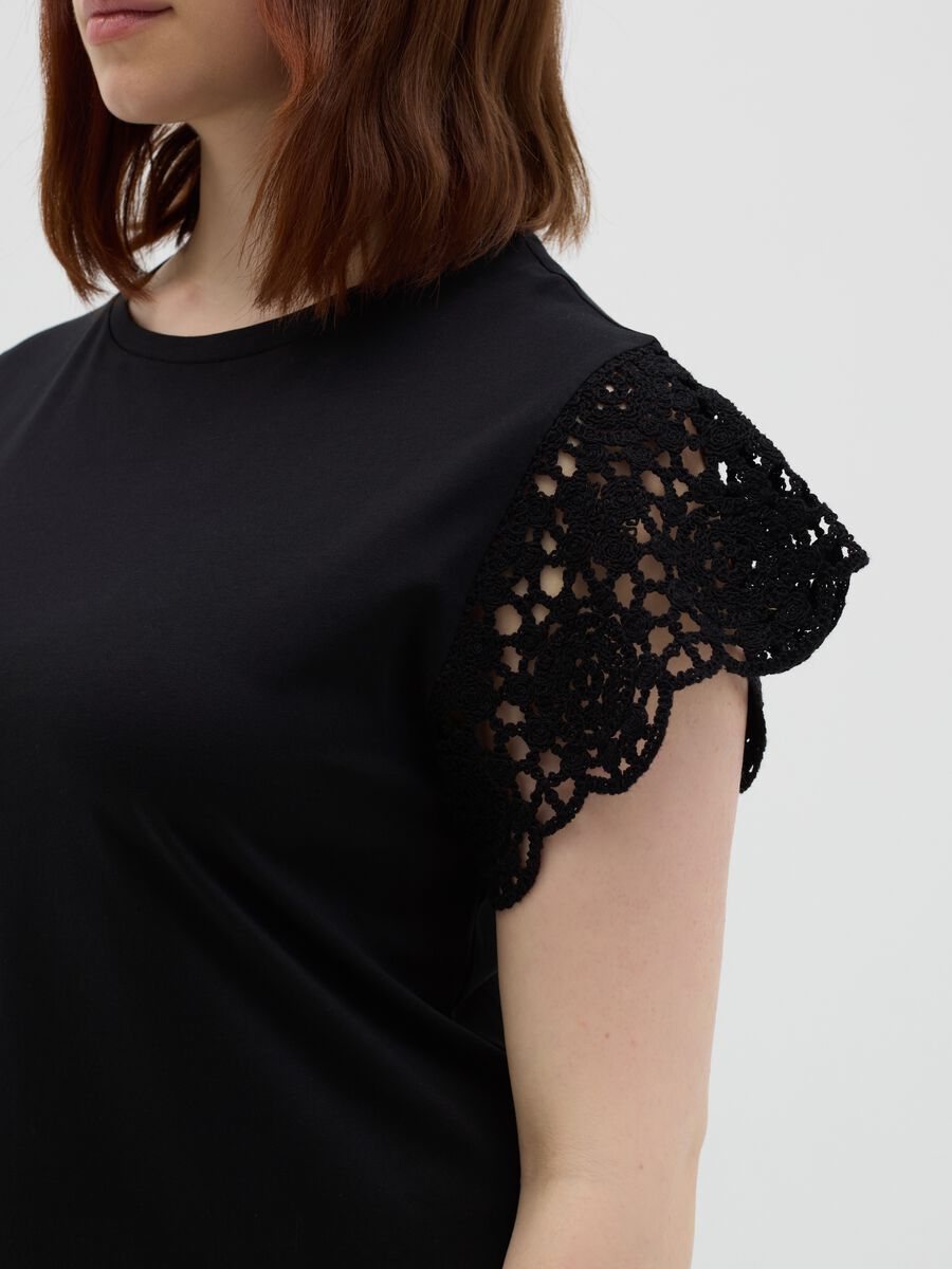 Curvy black T-shirt with crochet sleeves_2