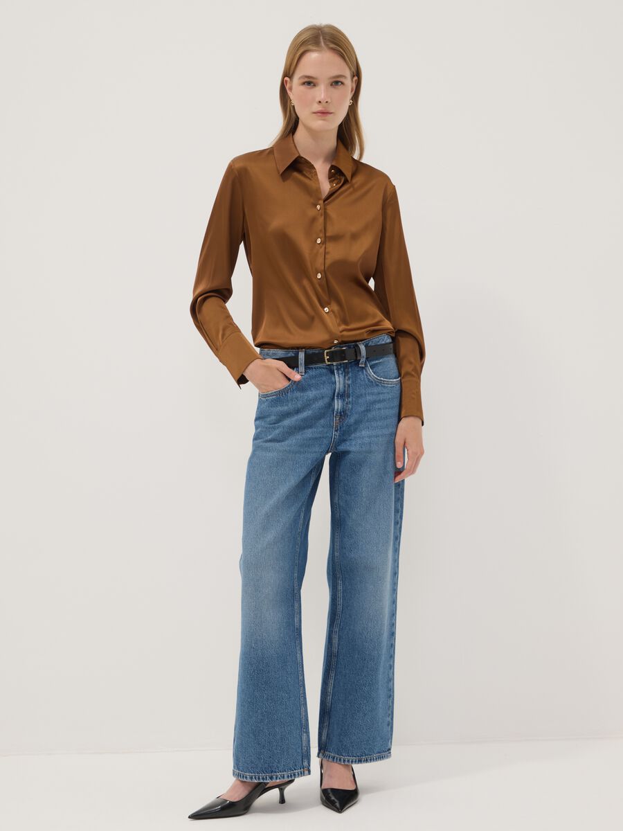 Camicia marrone in tessuto elasticizzato con collo classico_2