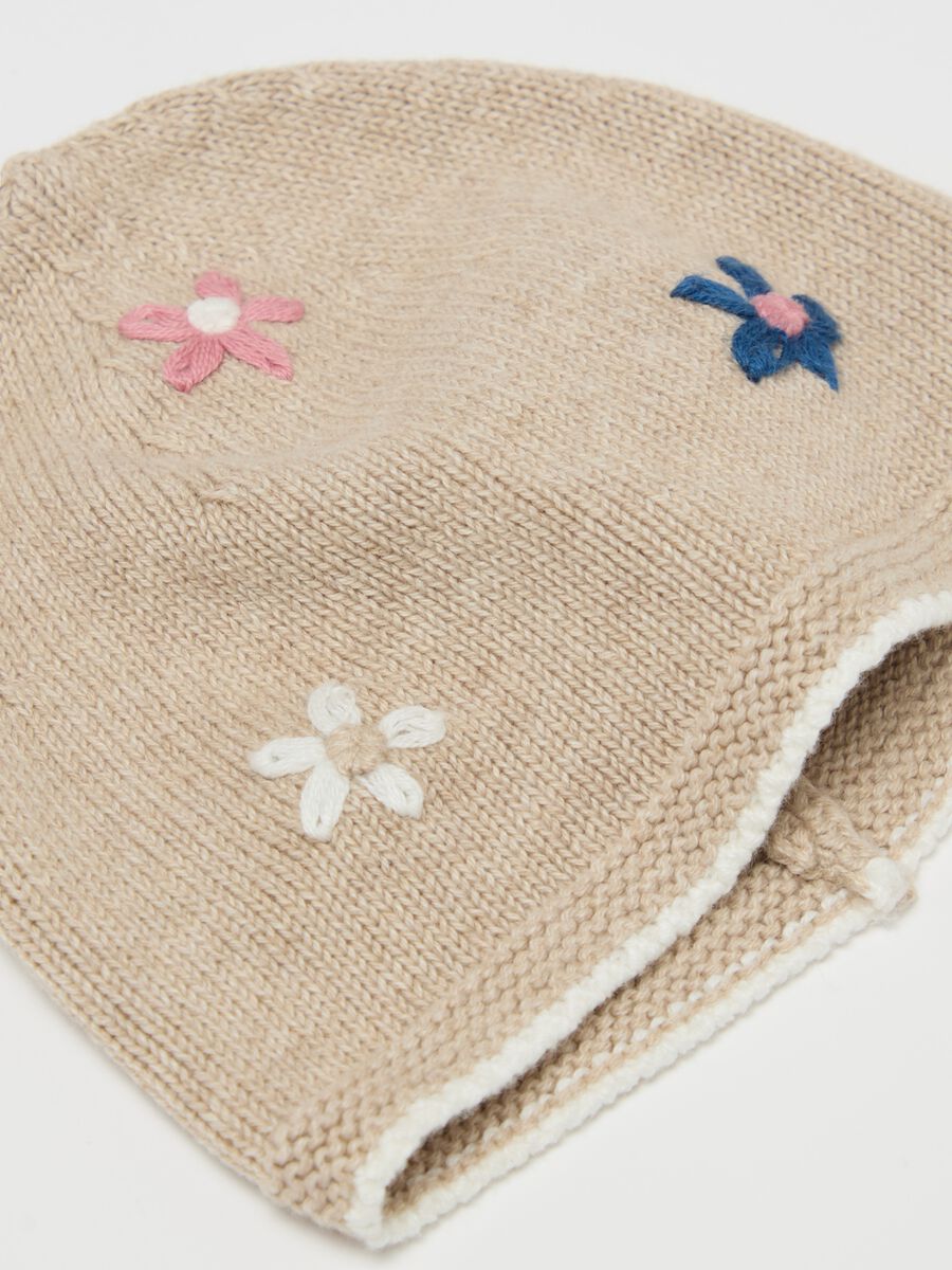 Cotton hat with embroidered flowers_1