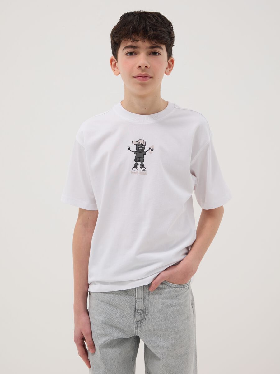 T-shirt in puro cotone bianco da ragazzo oversize fit con stampa_0