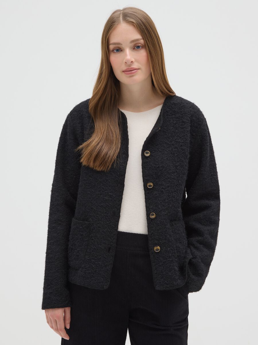 Giacca nera regular fit con bottoni e tasche_0