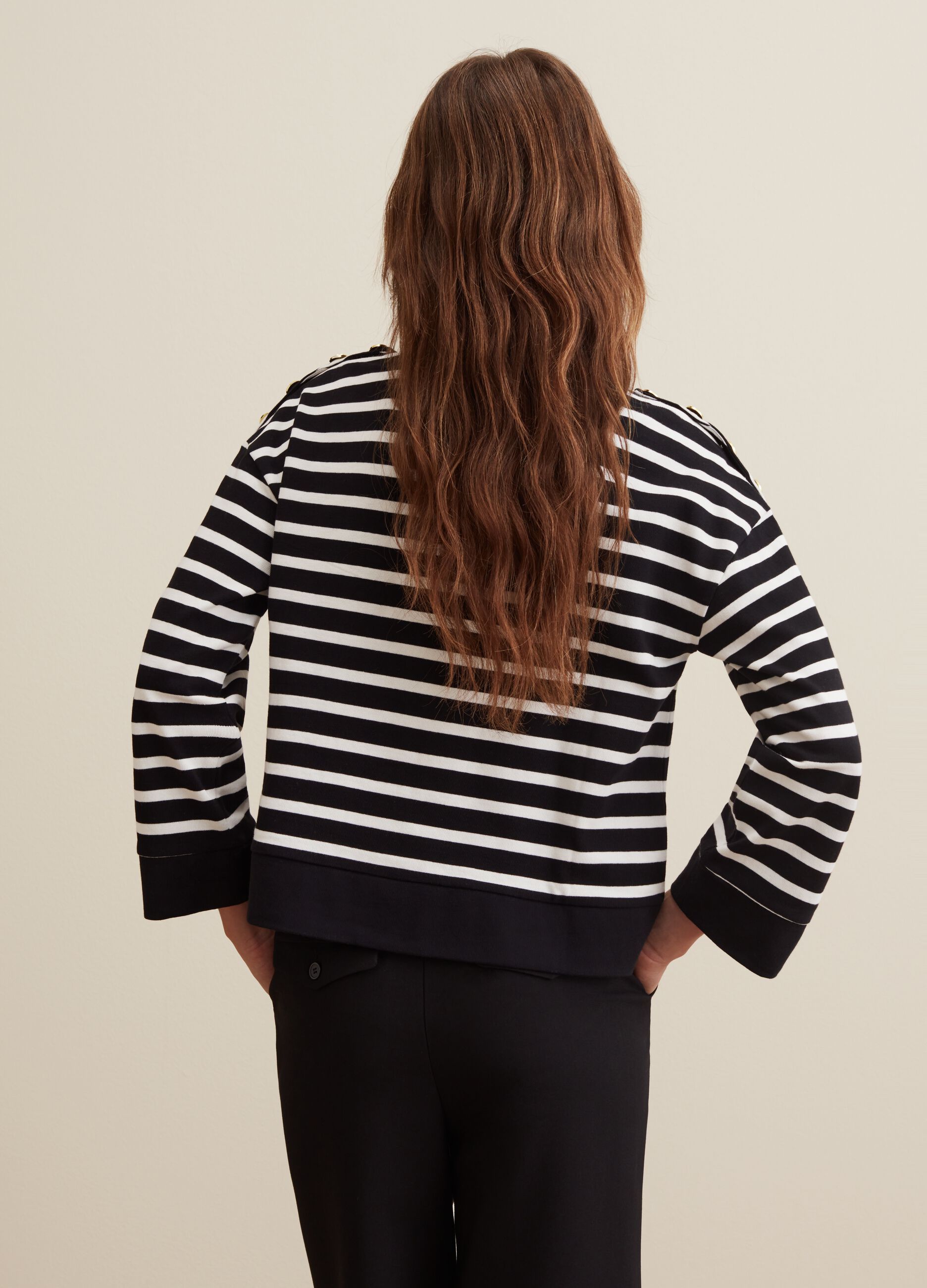 T-shirt a righe con bottoni dorati_2