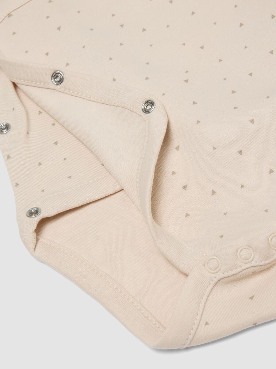 Bipack di body beige e bianco in cotone organico a maniche corte per bimbo_3
