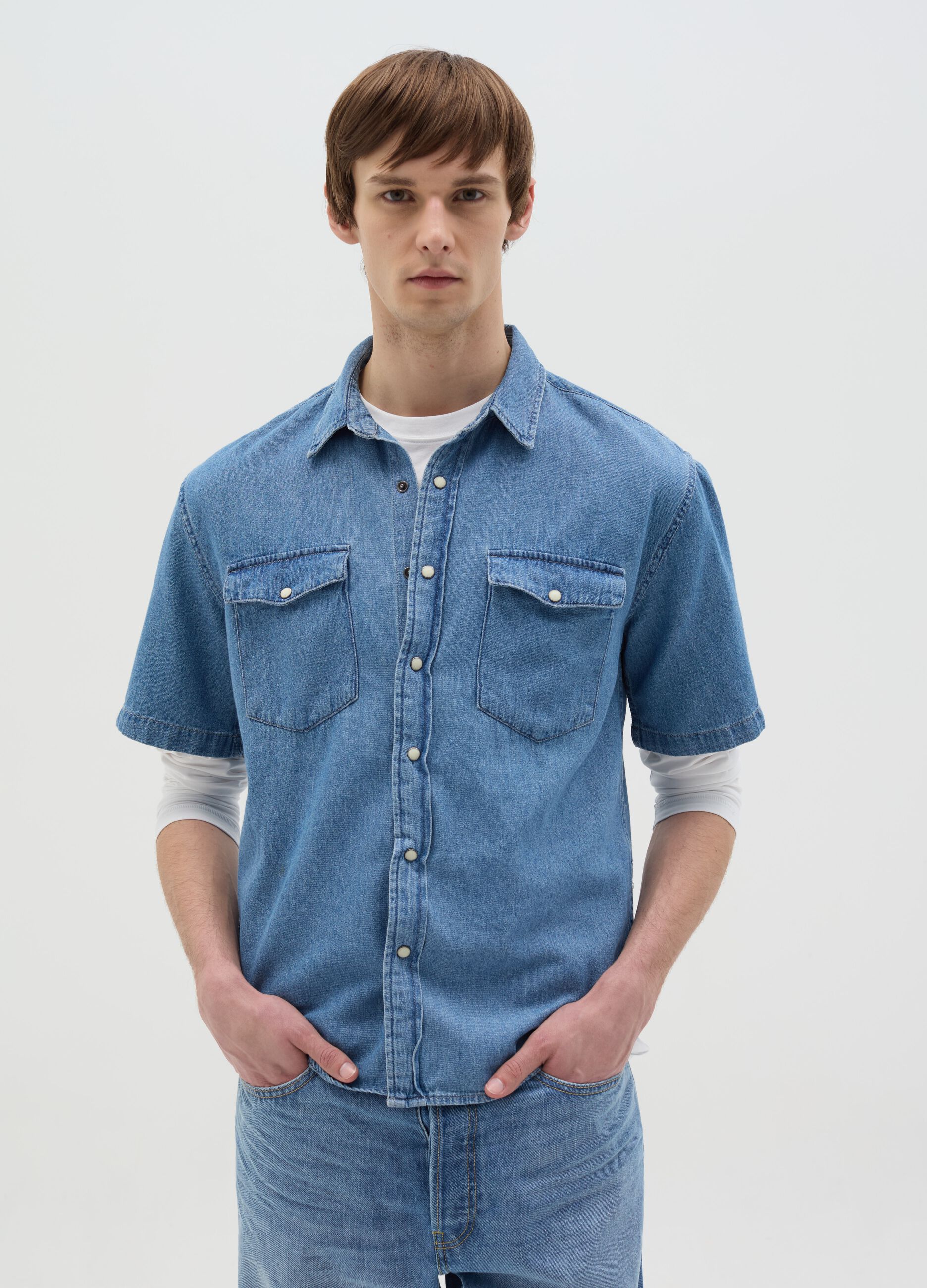Short-sleeved shirt in denim with pockets
