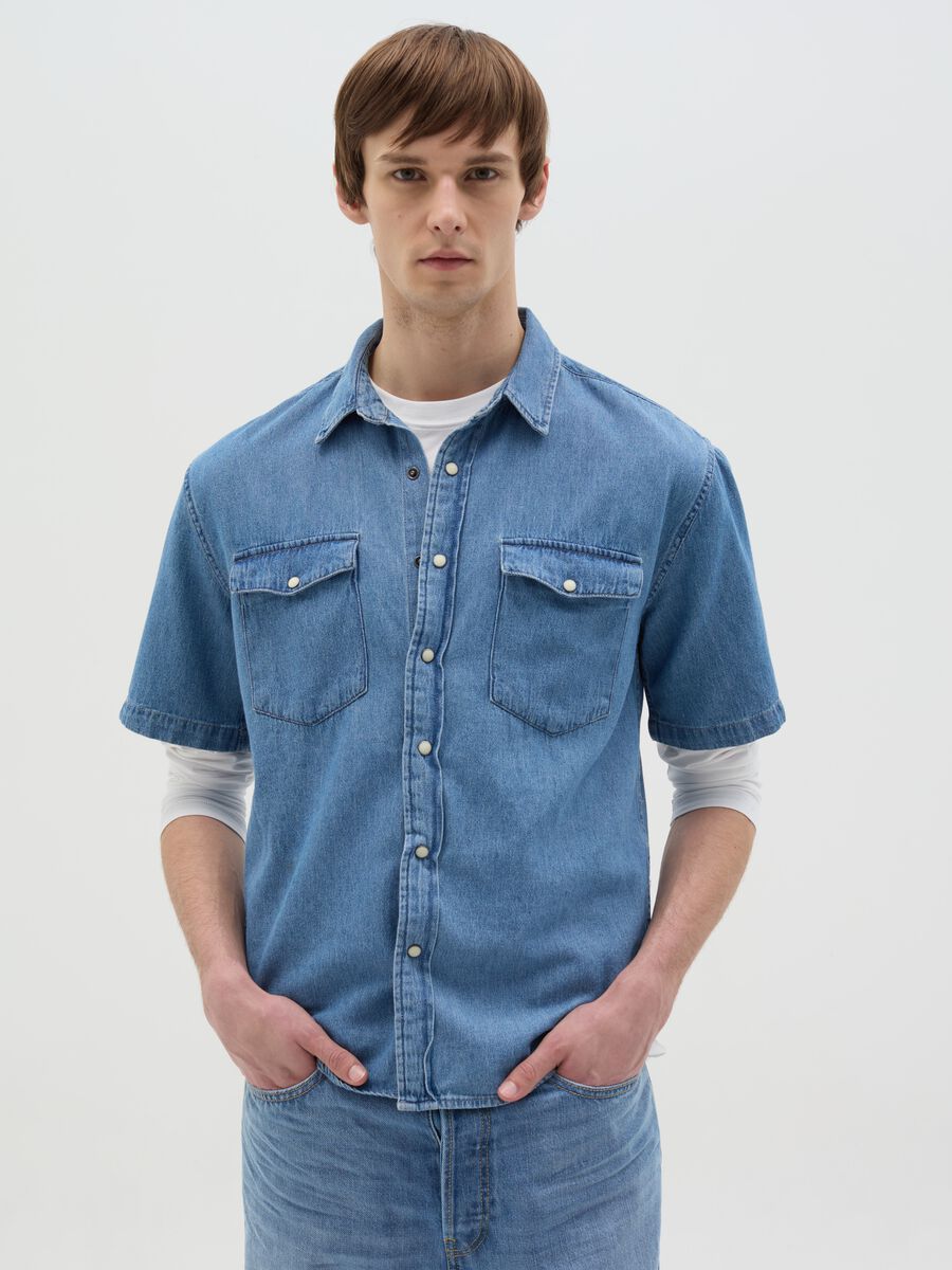 Short-sleeved shirt in denim with pockets_0
