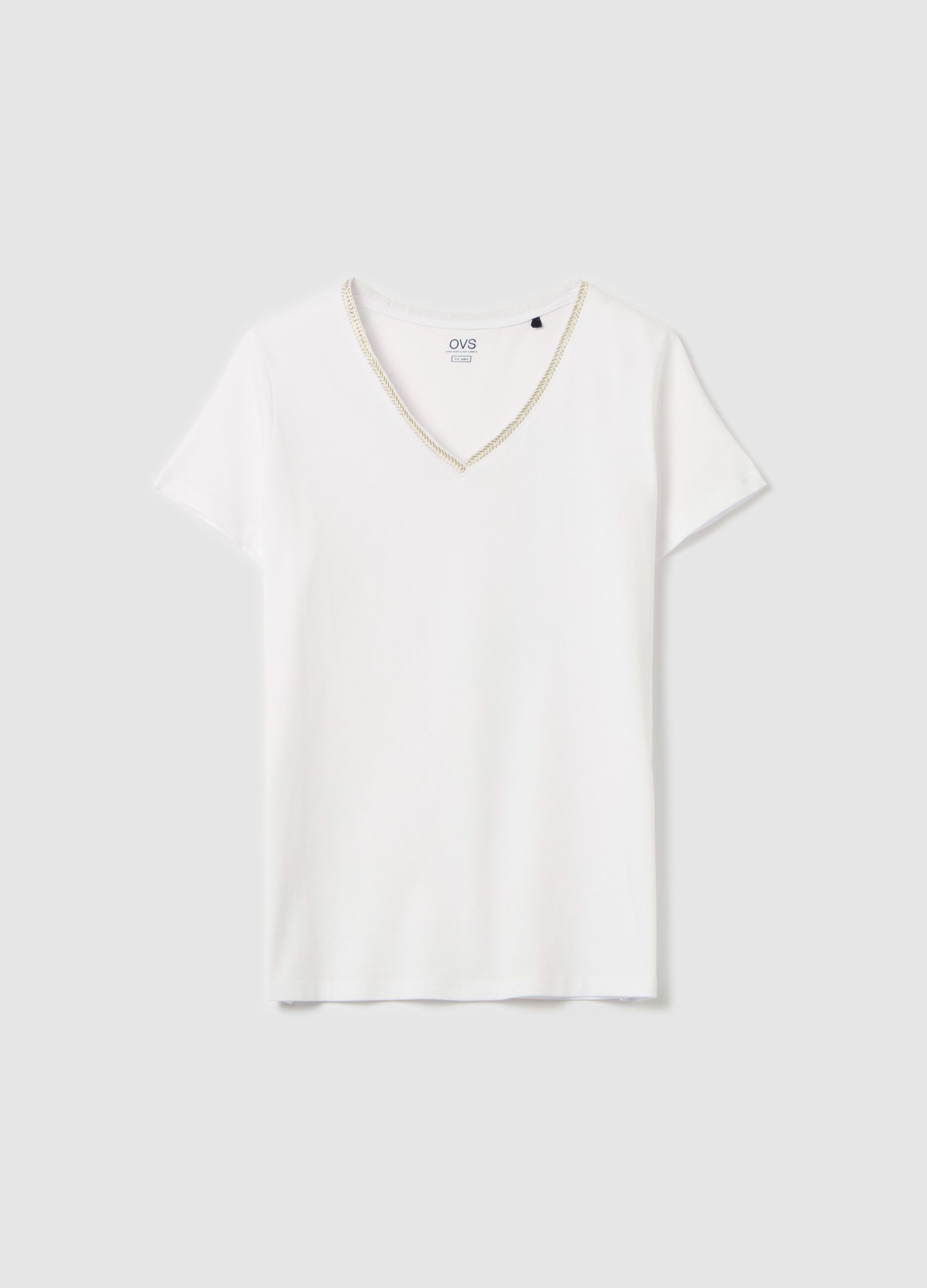 T-shirt with V neck and application