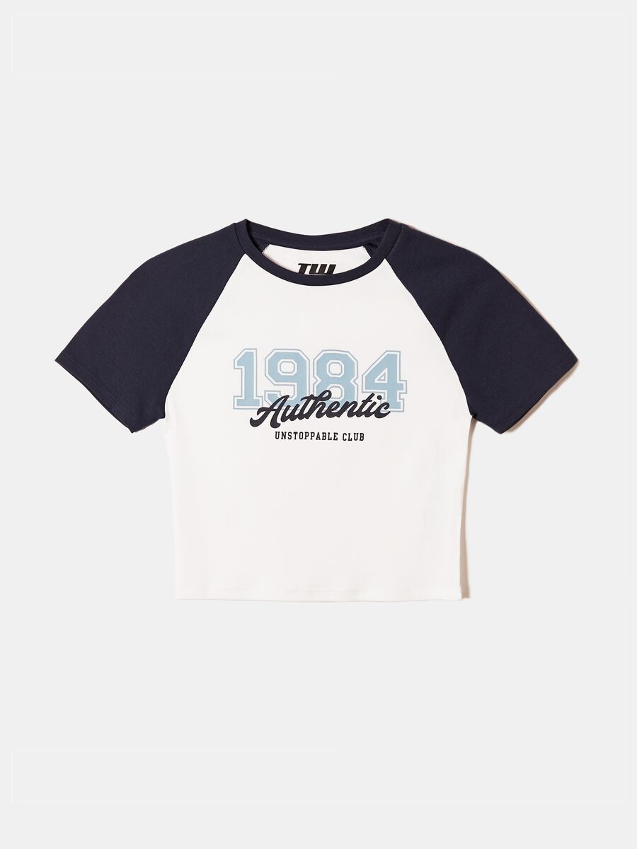 Crop T-shirt with raglan sleeves and college print_3