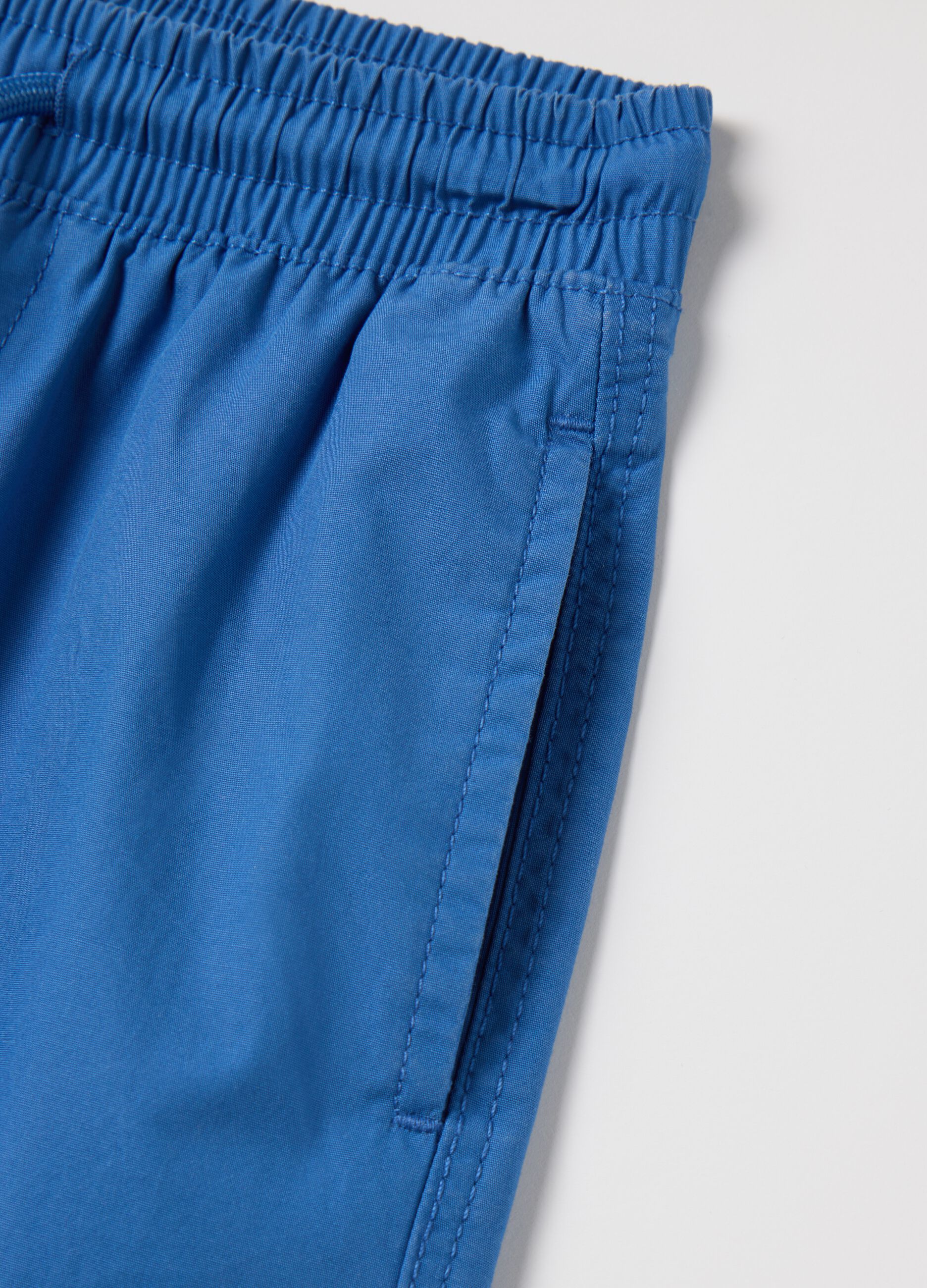 Light blue shorts in cotton with drawstring