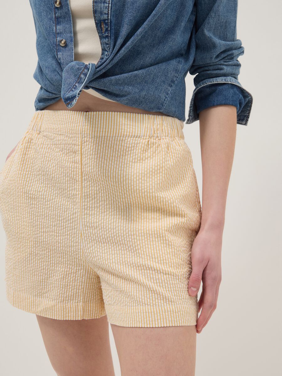 Regular-fit pure cotton shorts with yellow and white stripes_3