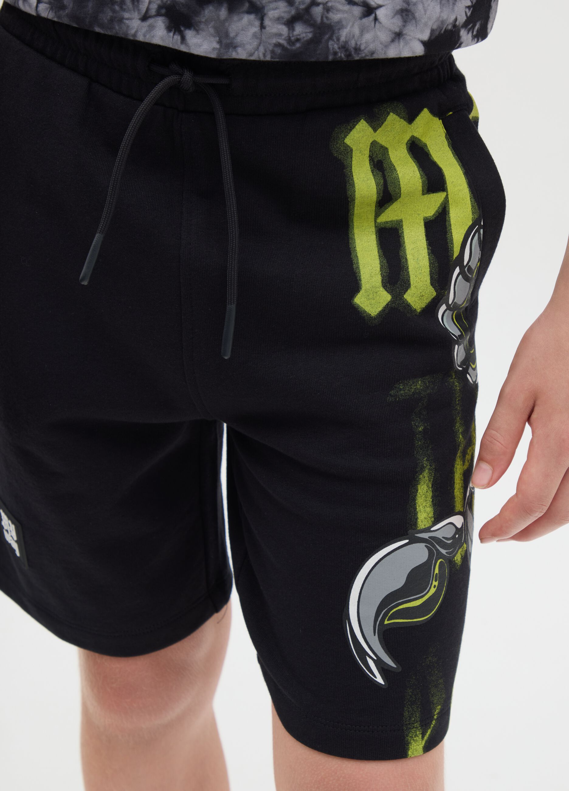 Black Bermuda shorts in cotton with drawstring and print