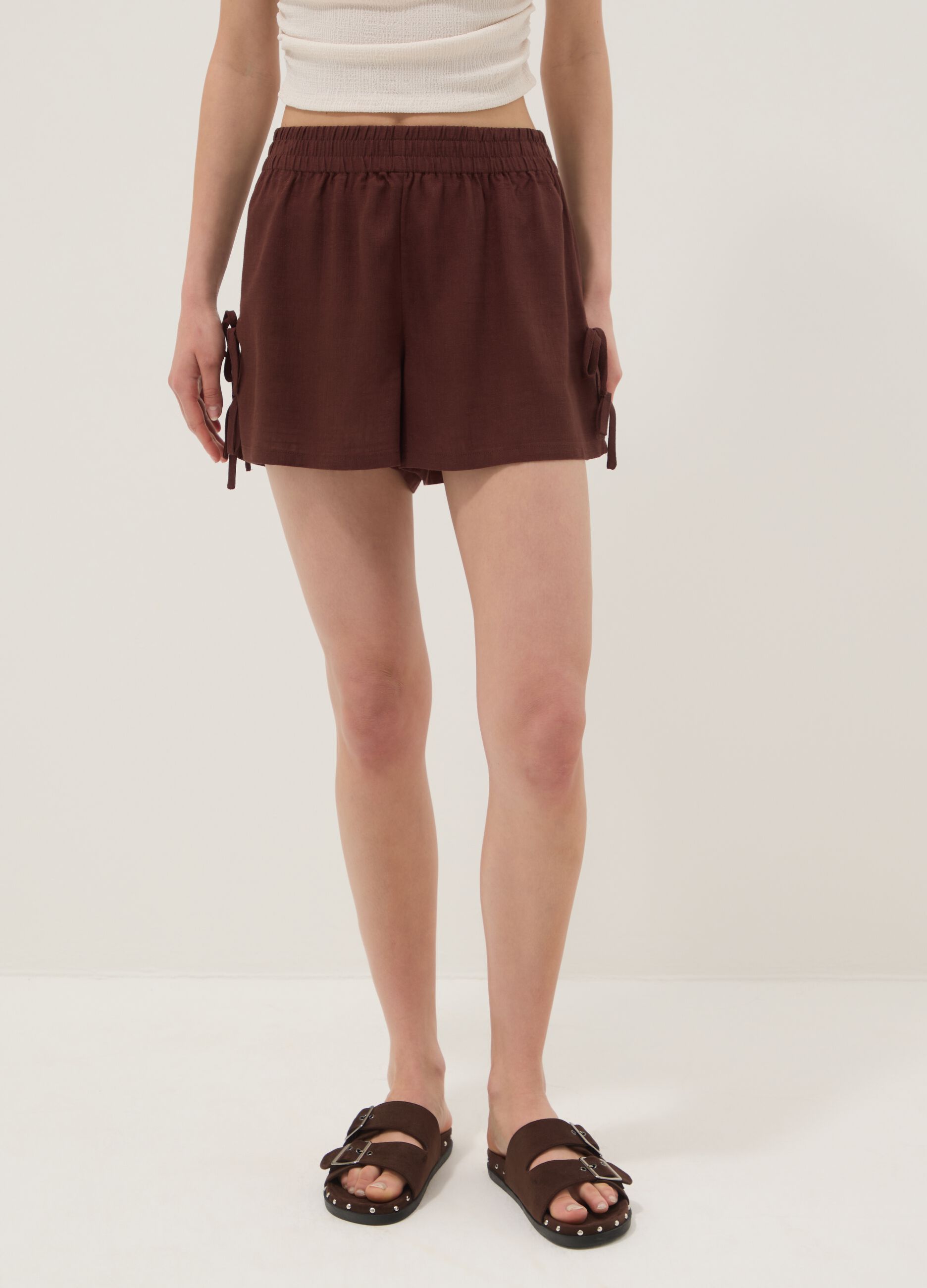 Brown viscose-linen blend shorts with elasticated waist, regular fit