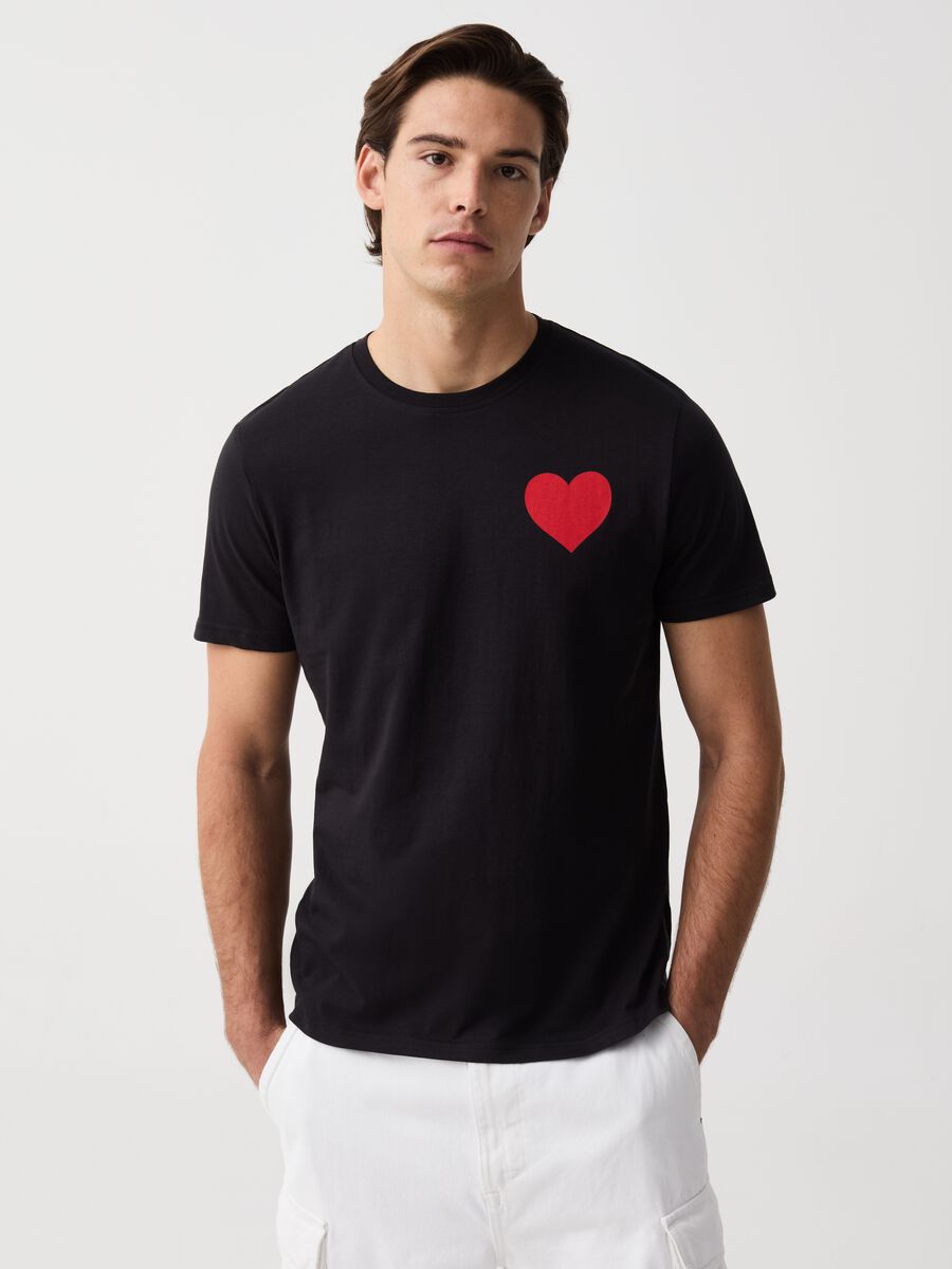 T-shirt con stampa cuore e lettering_0