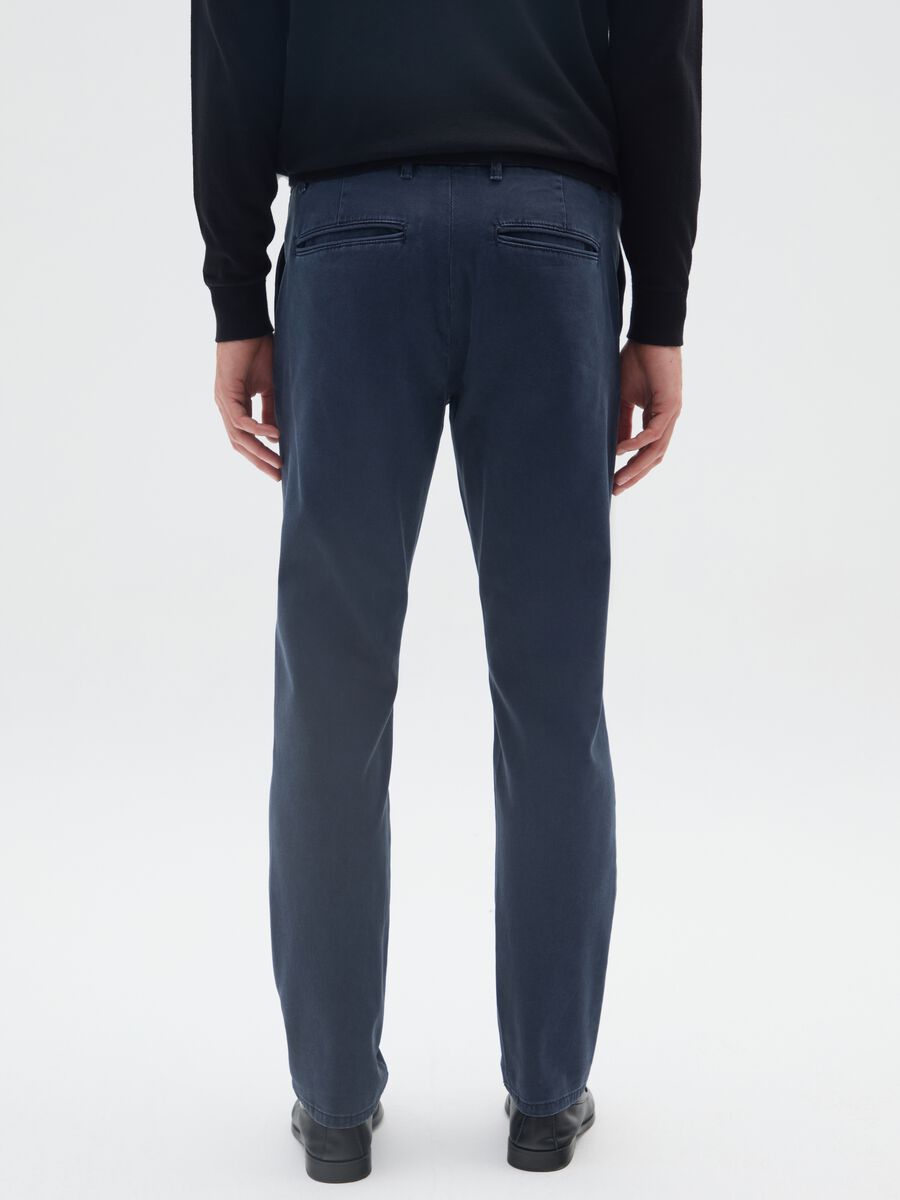 Pantaloni chino in cotone blu slim fit_2